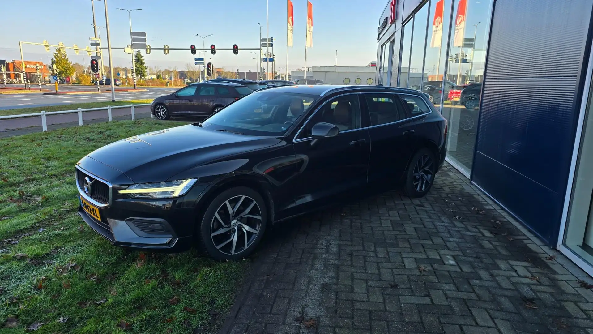 Volvo V60 2.0 T4 Momentum Pro | NAP | Virtualcockpit | ACC | Noir - 2