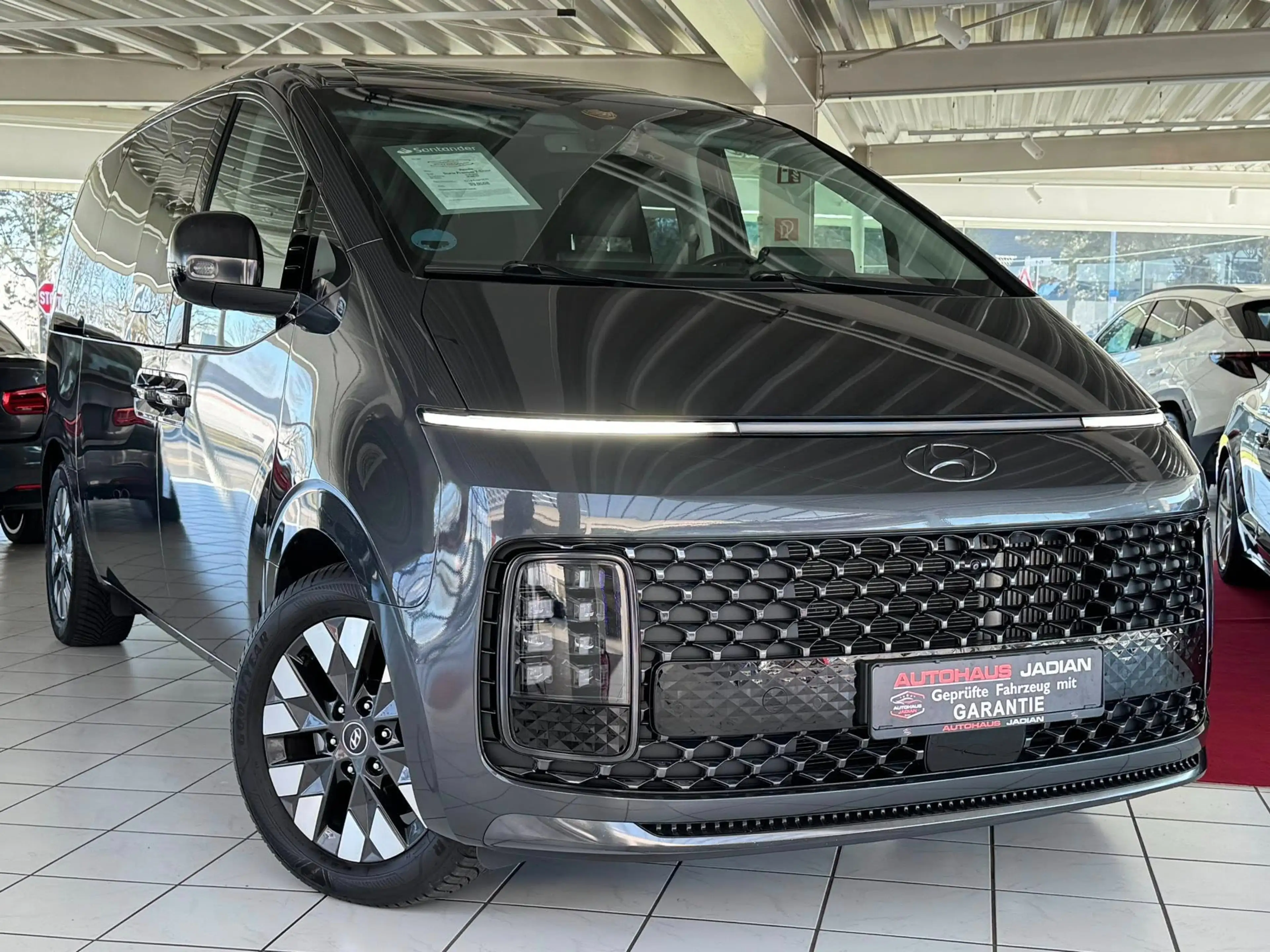 Hyundai STARIA Signature 2WD — photo 3