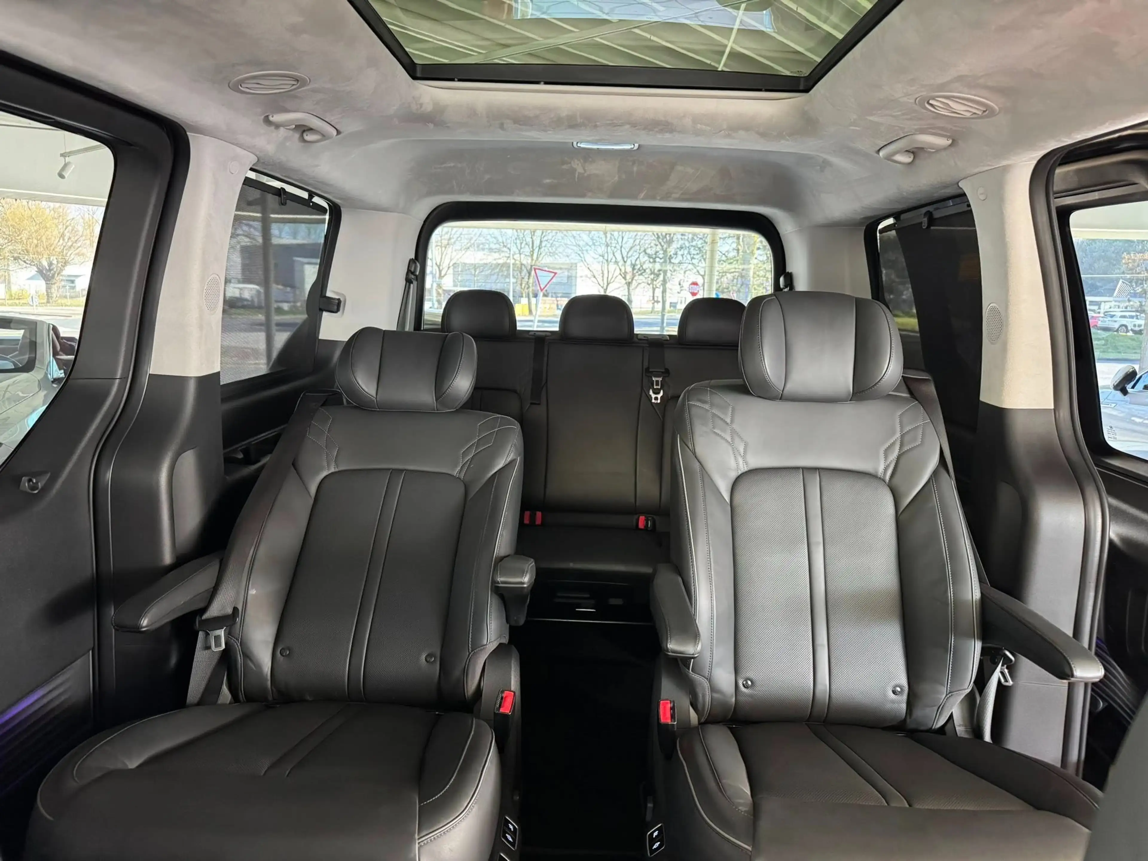 Hyundai STARIA Signature 2WD — photo 9