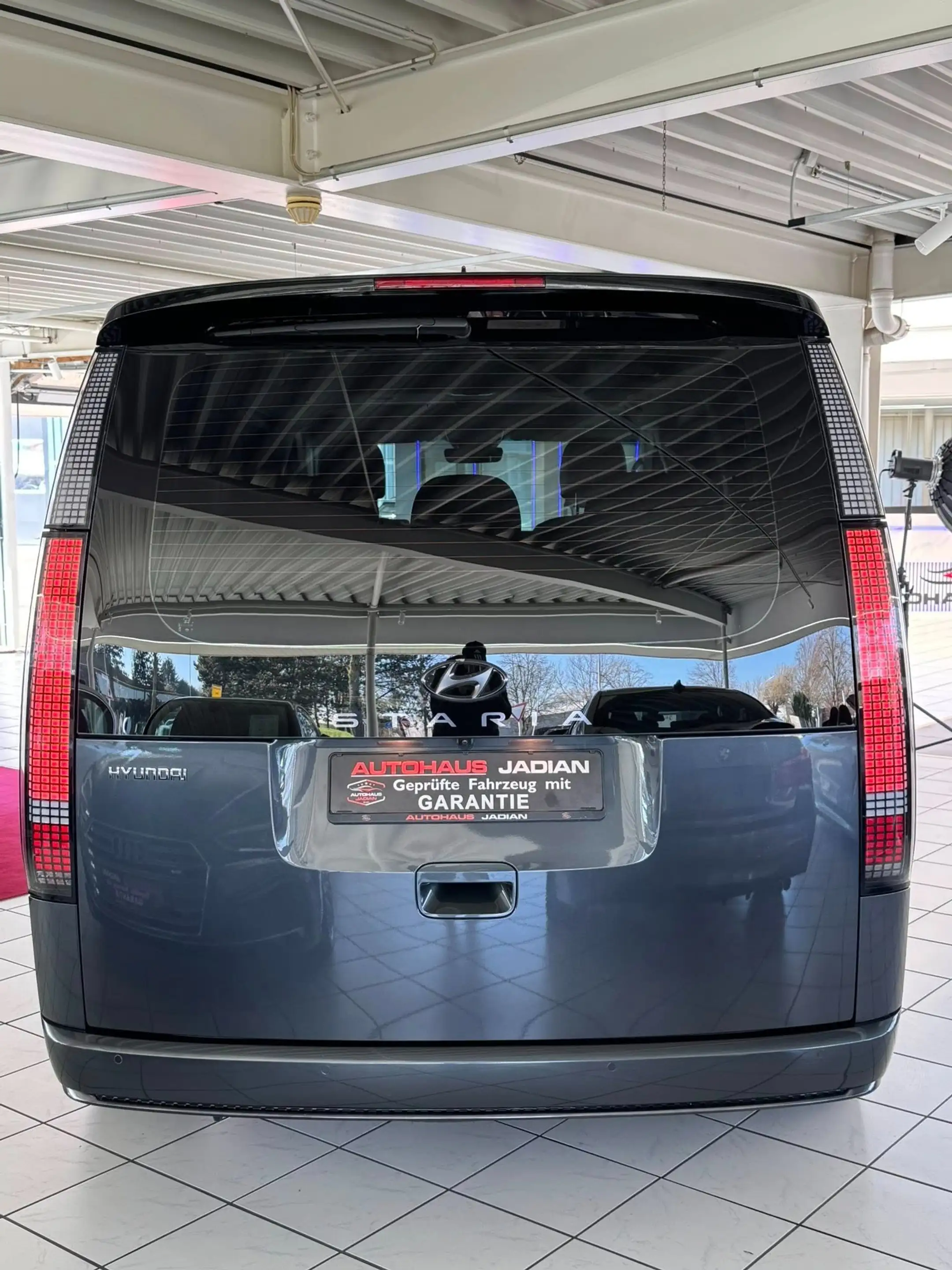 Hyundai STARIA Signature 2WD — photo 4