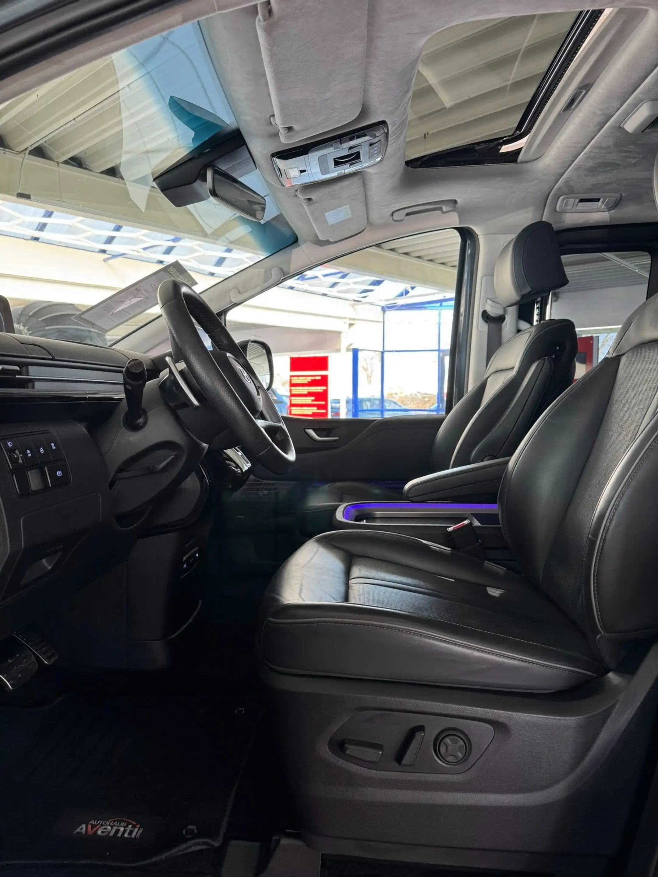Hyundai STARIA Signature 2WD — photo 11