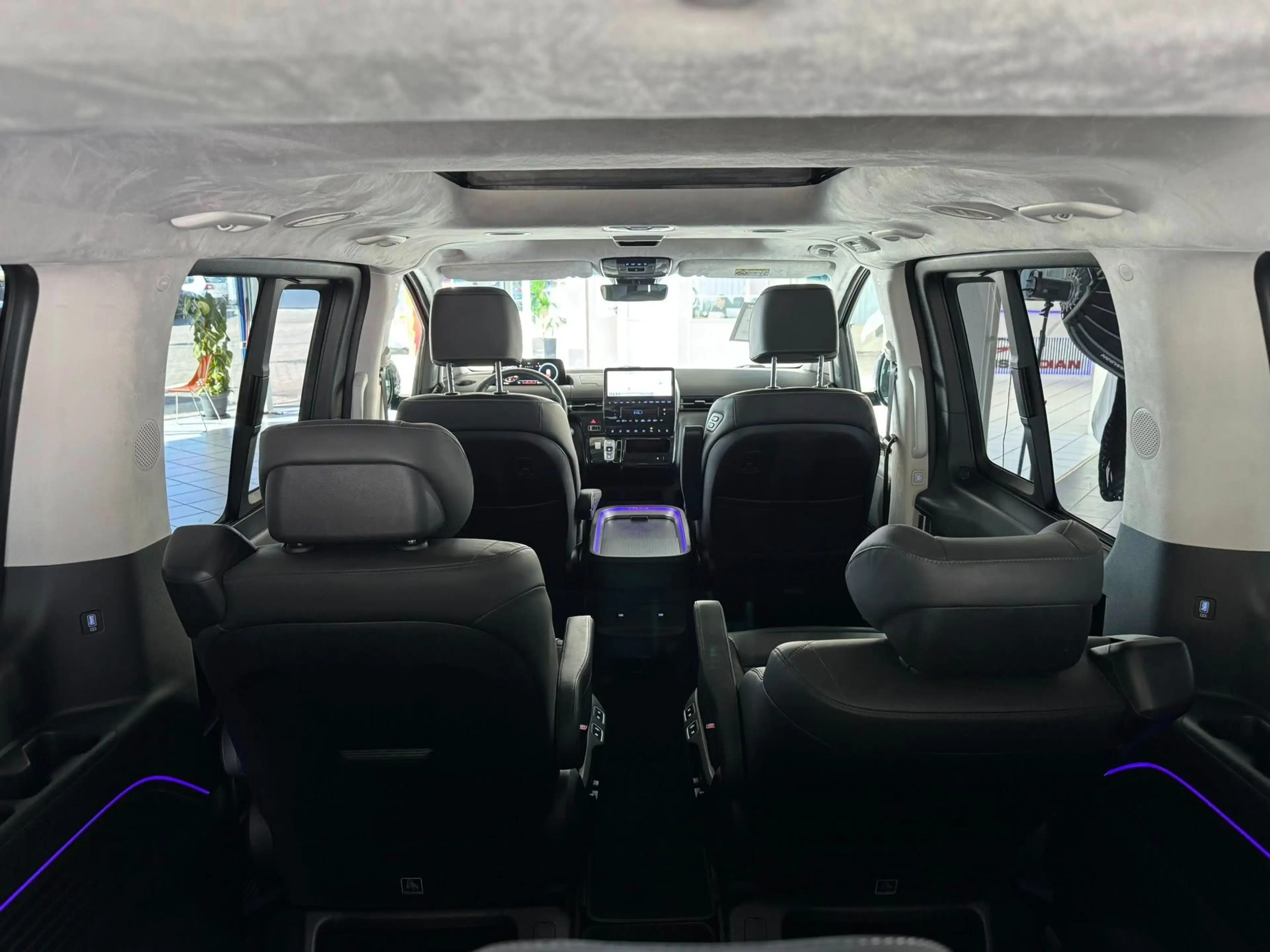 Hyundai STARIA Signature 2WD — photo 7