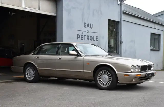 Jaguar XJ8
