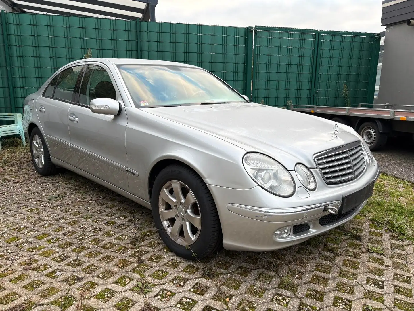 Mercedes-Benz E 240 E -Klasse Lim. E 240 ELEGANCE AUTOMATIK Silber - 1