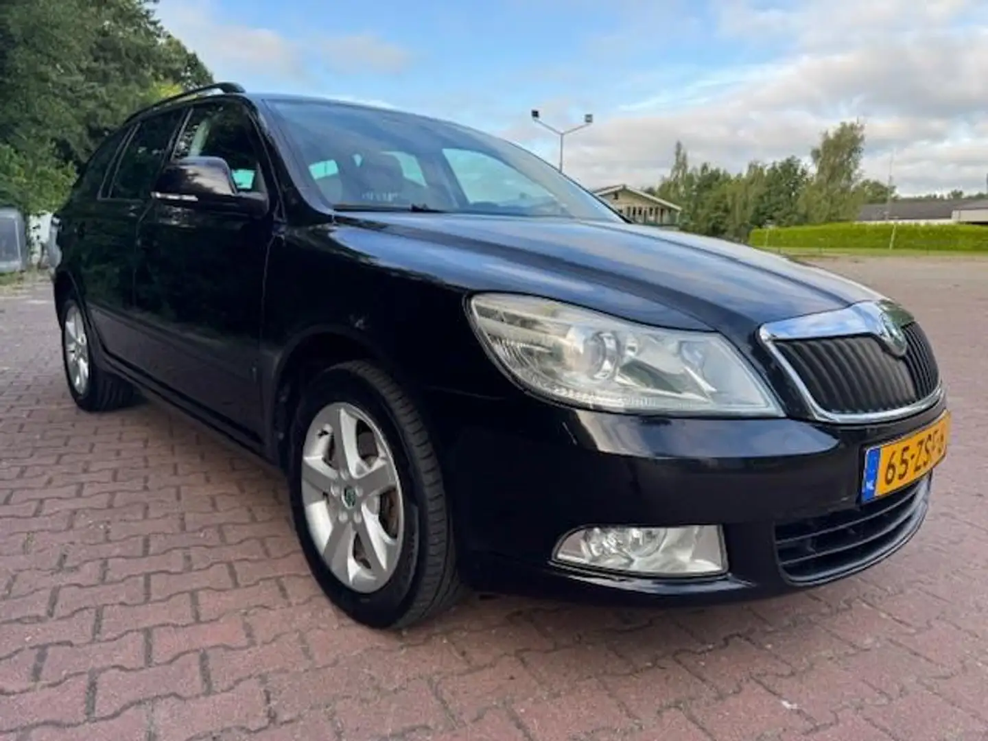 Skoda Octavia KOMBI 1.6 TDI GREENTECH ARCTIC/NAVI/APK Zwart - 1