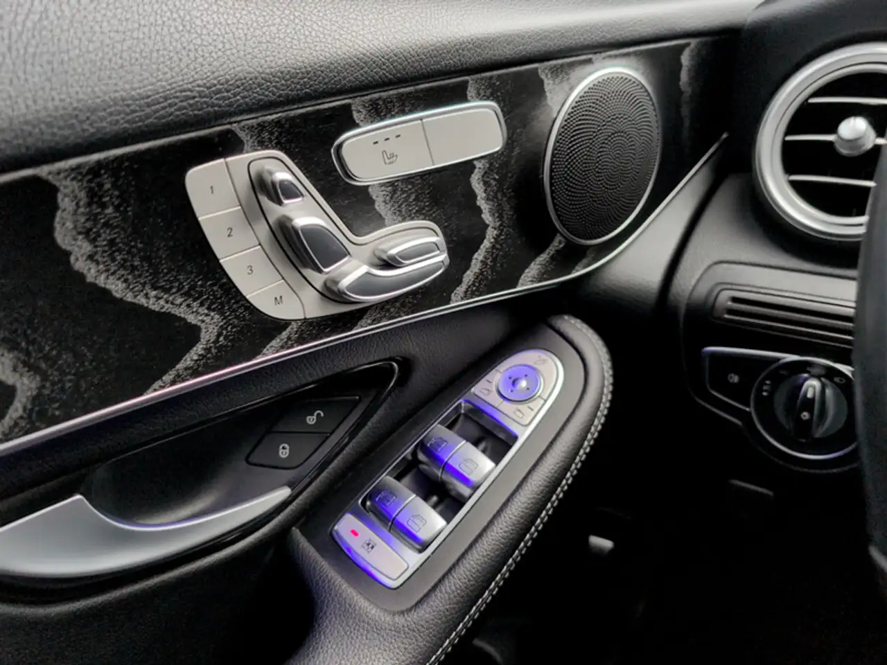 Mercedes-Benz GLC снимка Mercedes-Benz GLC