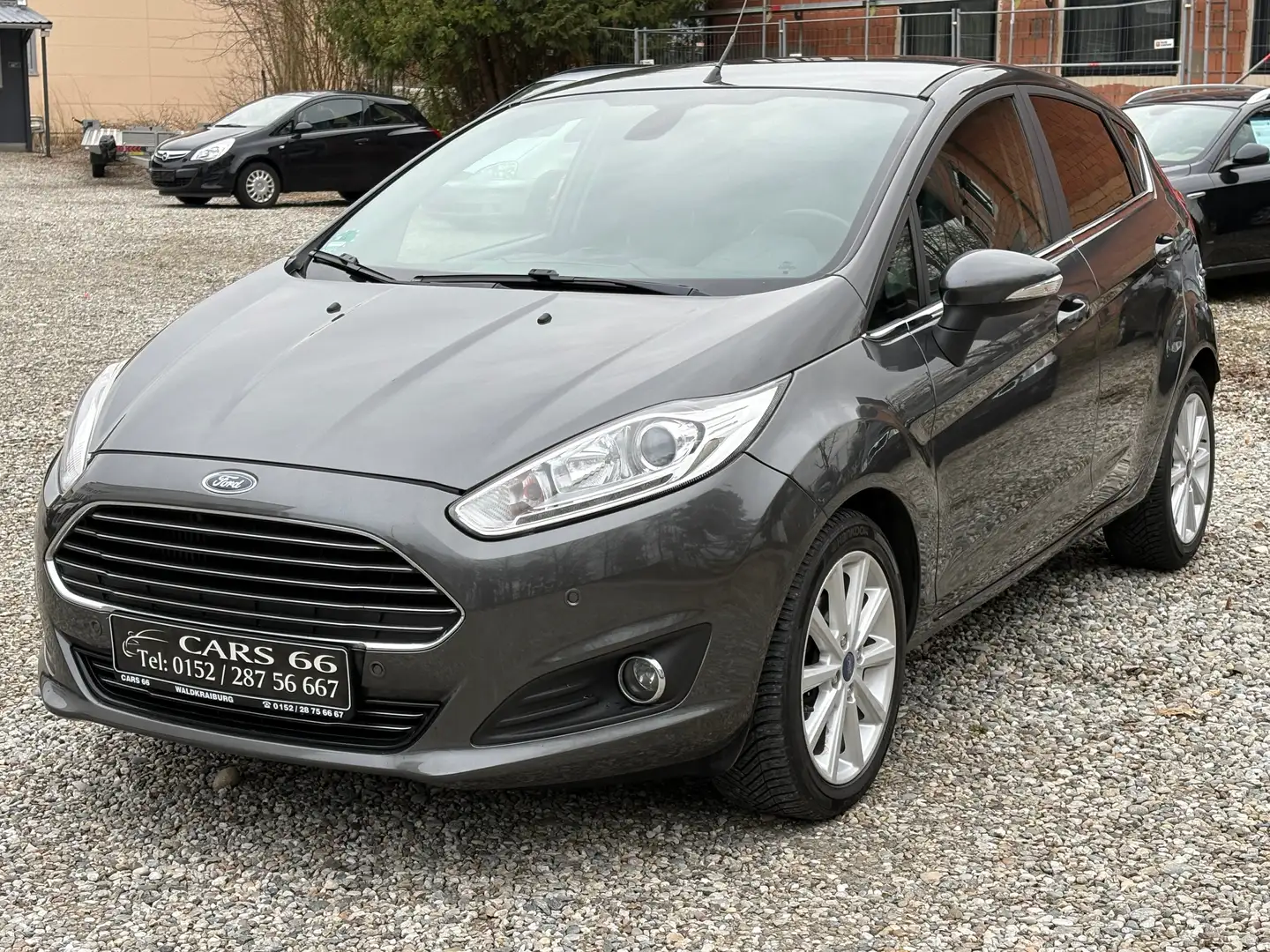 Ford Fiesta Titanium Grau - 1