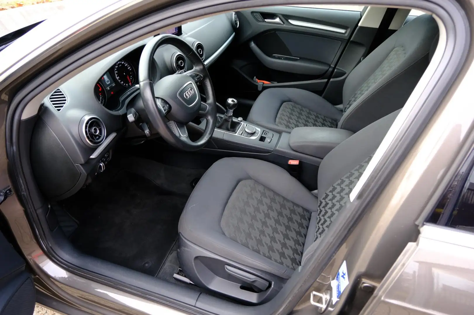 Audi A3 Sportback 1.2 TFSI Attraction Pro Line Navi|AIrco| Grijs - 2