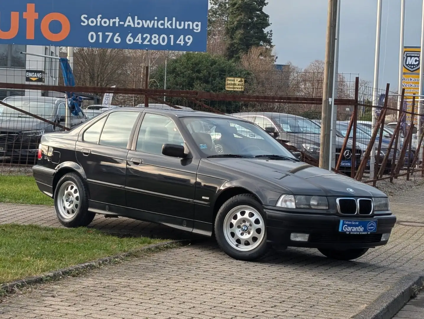 BMW 318 i *1-HAND*KLIMA*LEDER*SHZ*ZV-FUNK*AHK !! Noir - 2