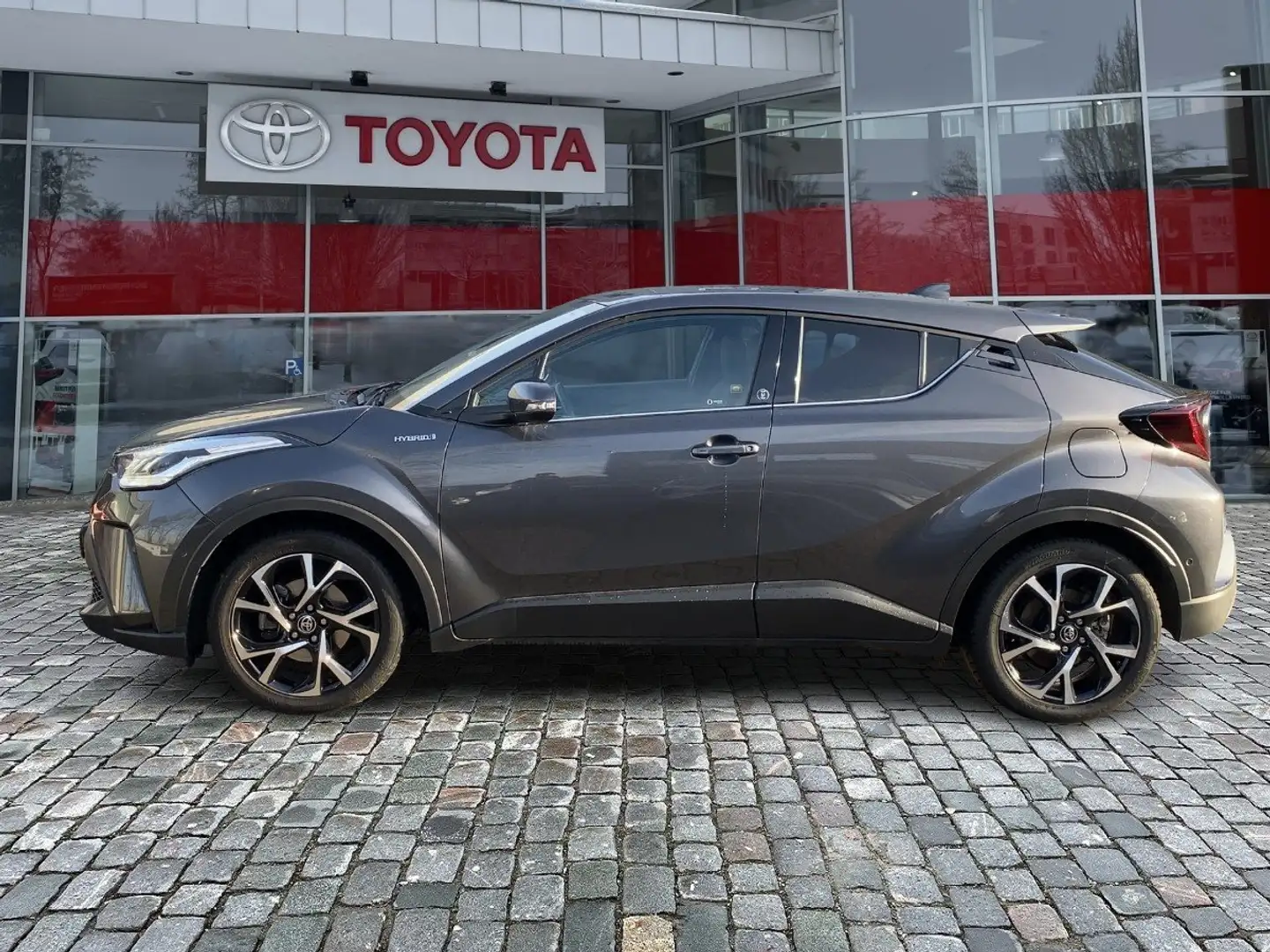 Toyota C-HR 2.0 Team D zuverlässiger Gebrauchtwagen Grau - 2