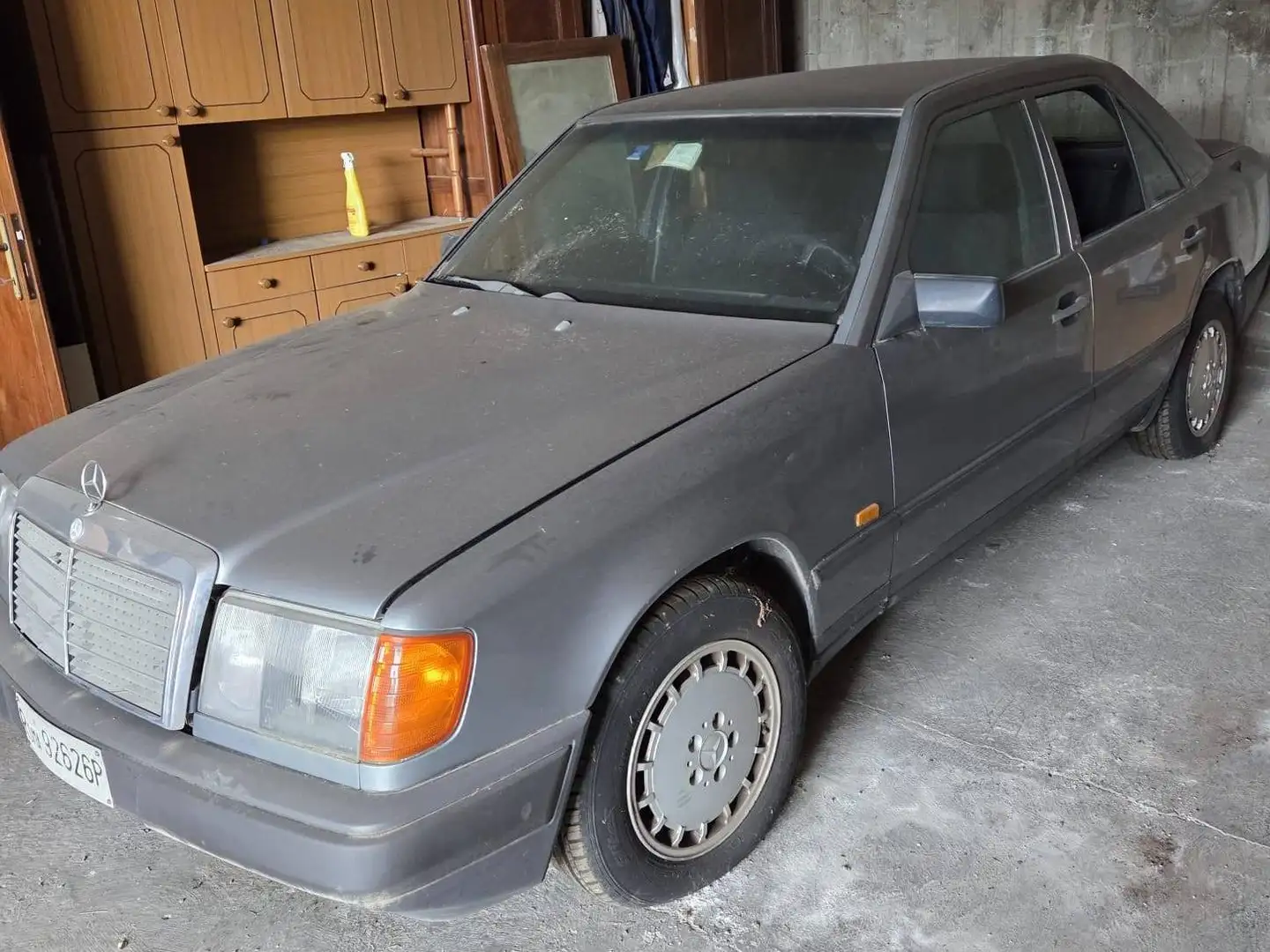 Mercedes-Benz 240 Silber - 2