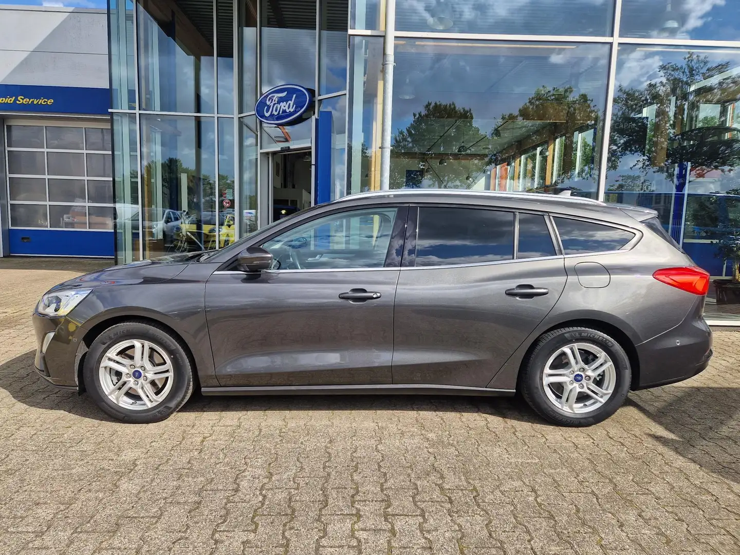 Ford Focus Wagon 1.0 EcoBoost Trend Edition Business | Wegkla Grijs - 2