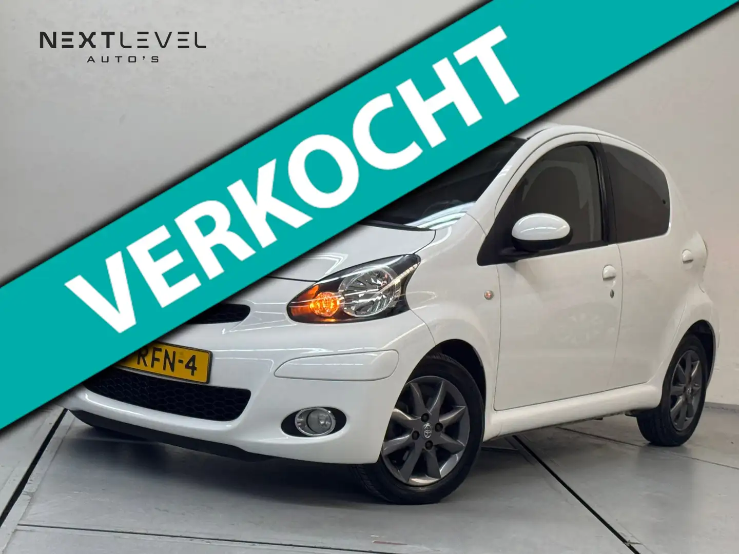 Toyota Aygo 1.0-12V Dynamic Navigator AUTOMAAT Nieuwe Apk Blanc - 1