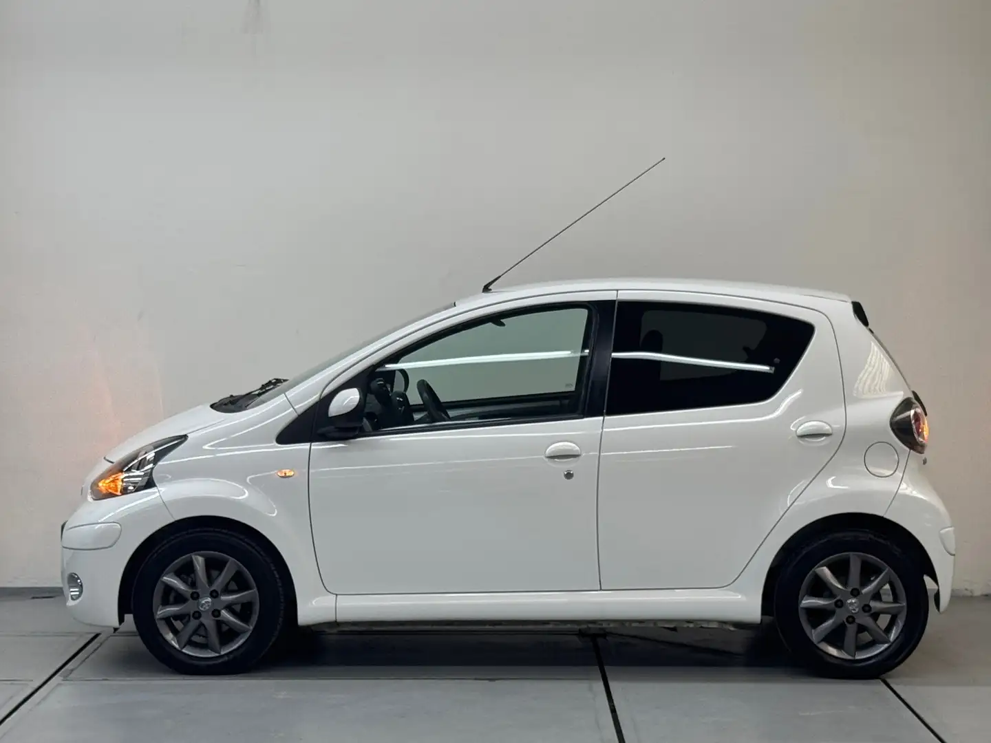 Toyota Aygo 1.0-12V Dynamic Navigator AUTOMAAT Nieuwe Apk Blanc - 2