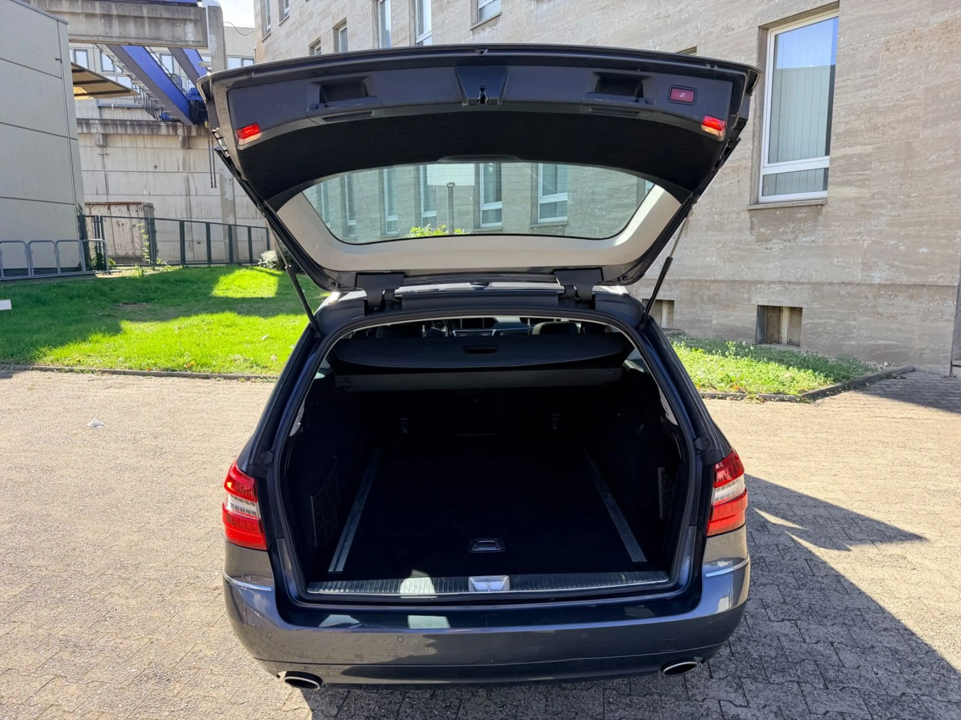 Mercedes-Benz E 300 CDI T BlueEfficiency Xenon Pano Navi Lede — photo 14