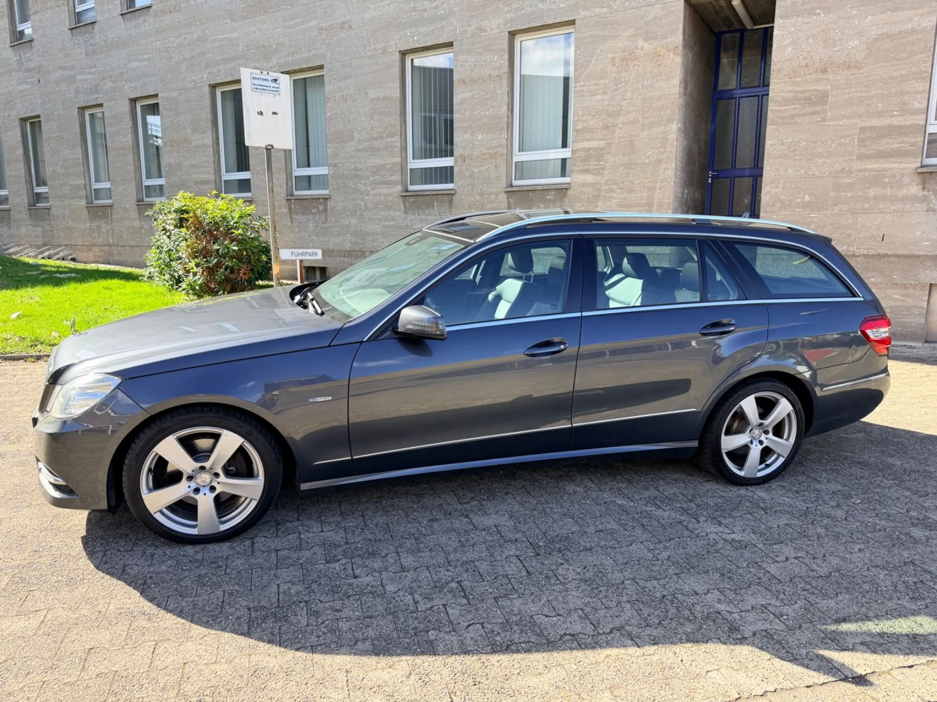 Mercedes-Benz E 300 CDI T BlueEfficiency Xenon Pano Navi Lede — photo 5