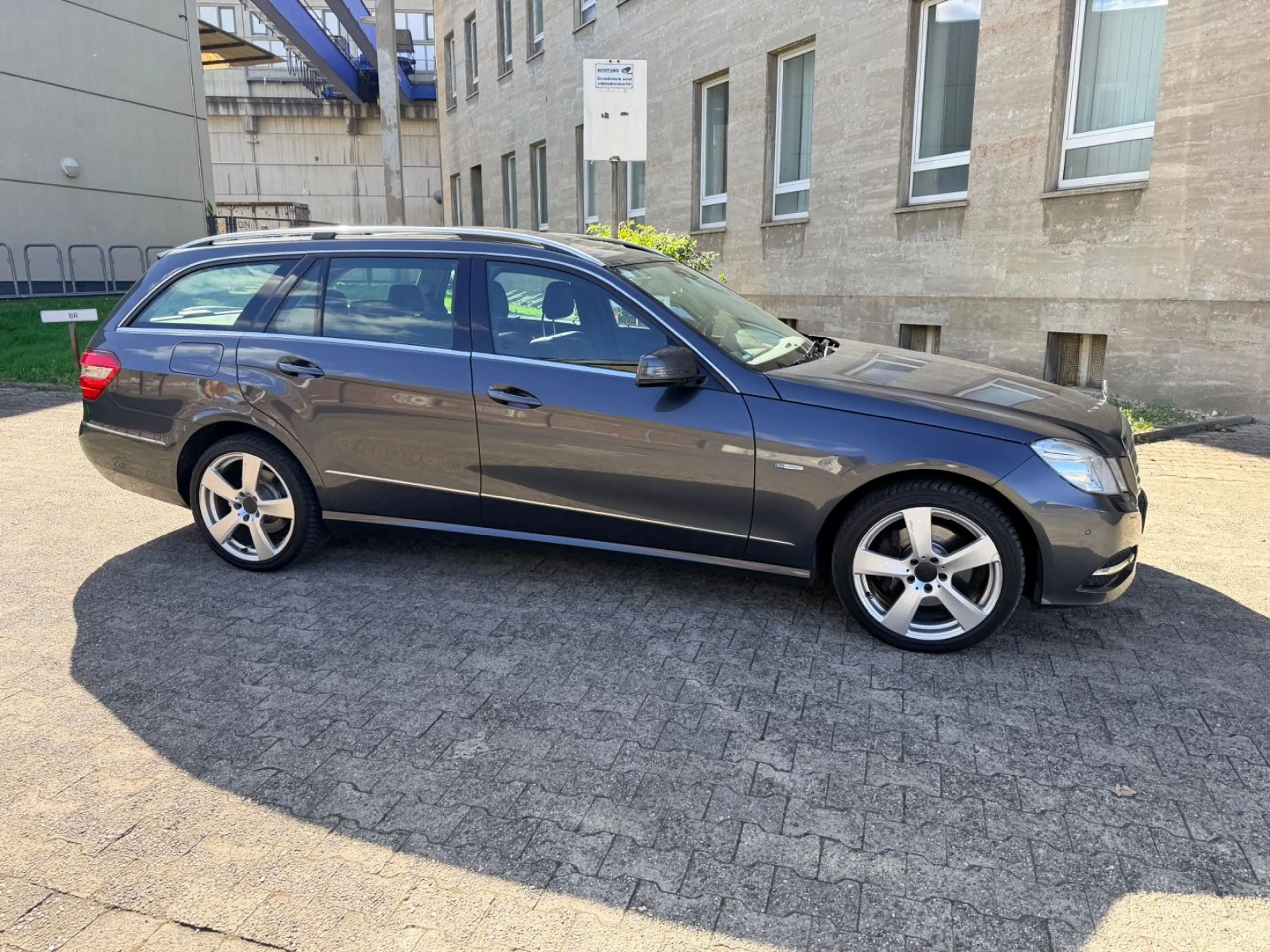 Mercedes-Benz E 300 CDI T BlueEfficiency Xenon Pano Navi Lede — photo 9