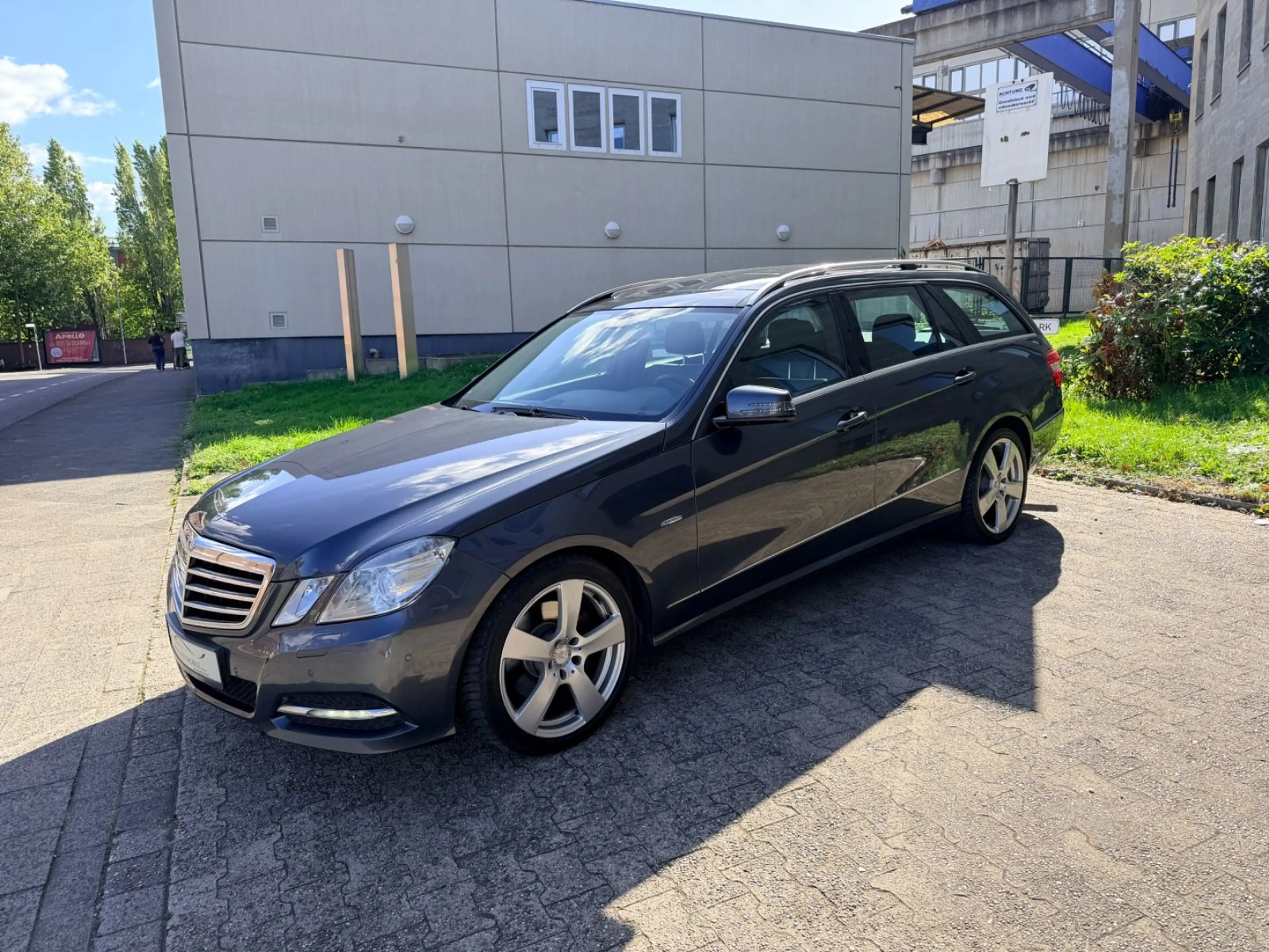 Mercedes-Benz E 300 CDI T BlueEfficiency Xenon Pano Navi Lede — photo 4