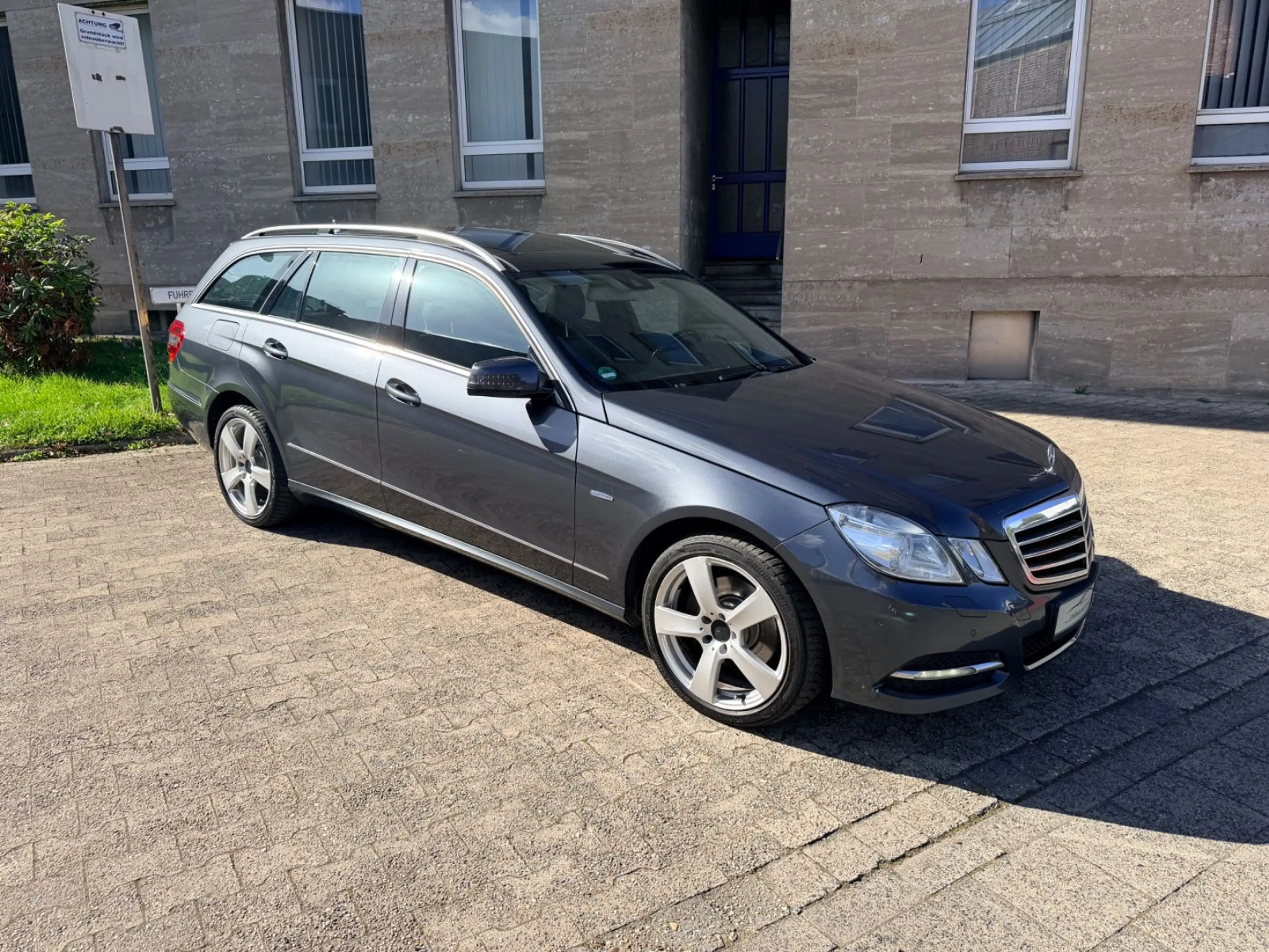 Mercedes-Benz E 300 CDI T BlueEfficiency Xenon Pano Navi Lede — photo 10