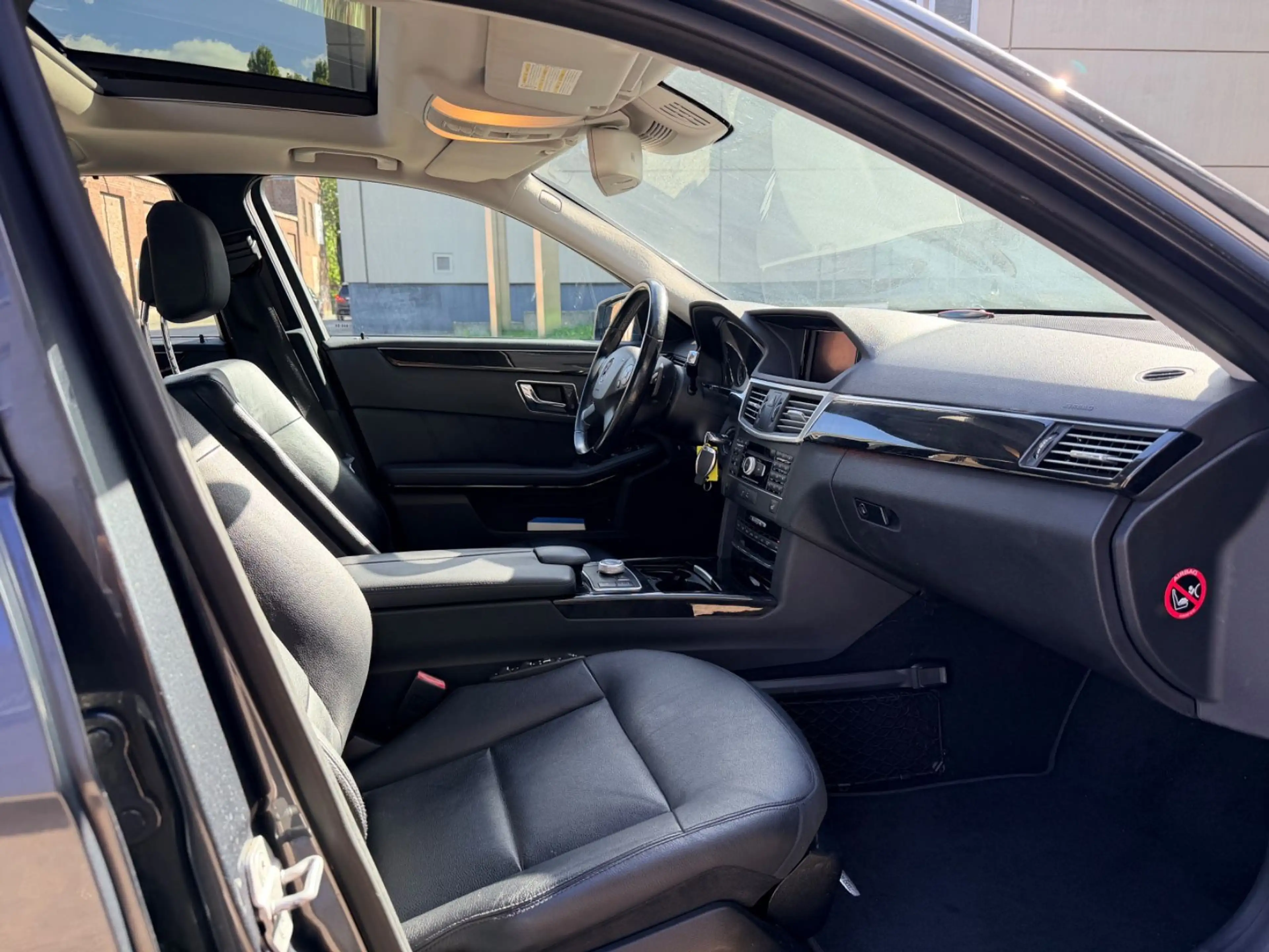 Mercedes-Benz E 300 CDI T BlueEfficiency Xenon Pano Navi Lede — photo 12