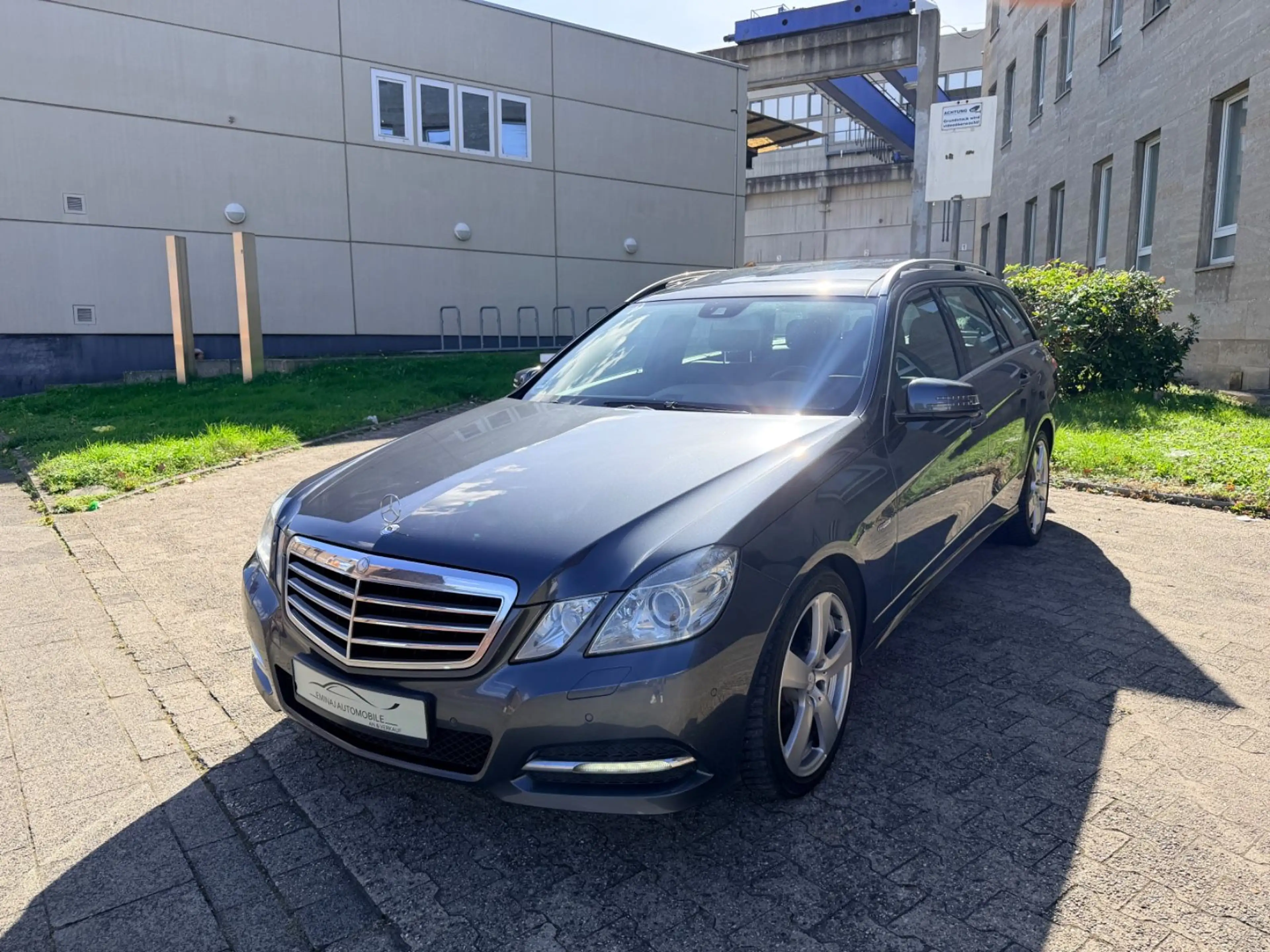 Mercedes-Benz E 300 CDI T BlueEfficiency Xenon Pano Navi Lede