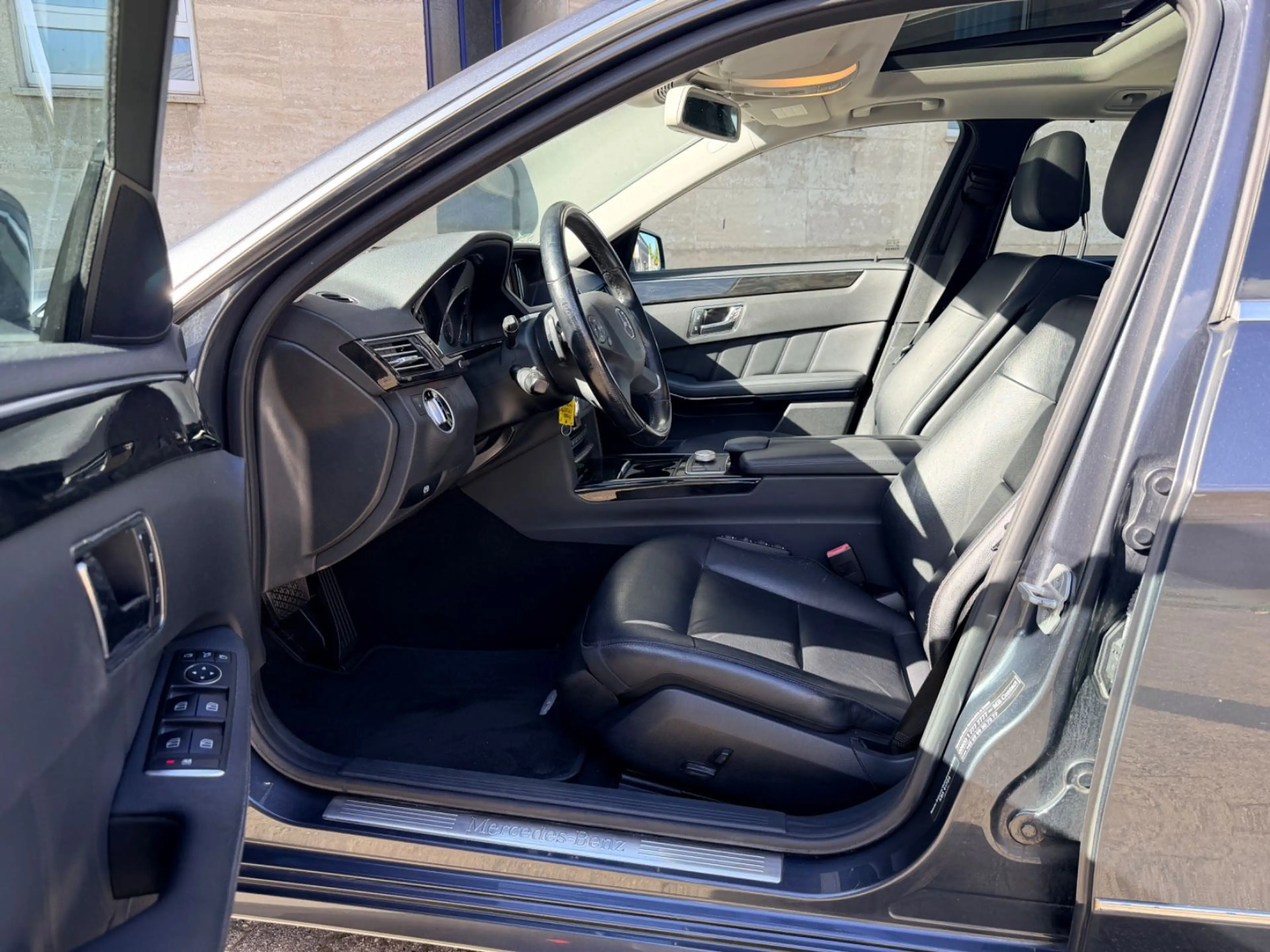 Mercedes-Benz E 300 CDI T BlueEfficiency Xenon Pano Navi Lede — photo 17