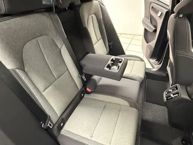 Volvo XC40 view 12