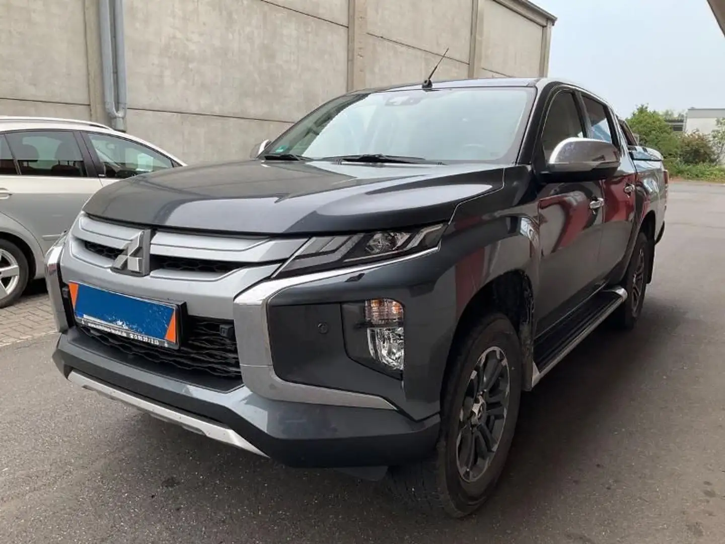 Mitsubishi L200 DoKa TOP FA-Paket 2.2 4WD Automatik Grau - 1