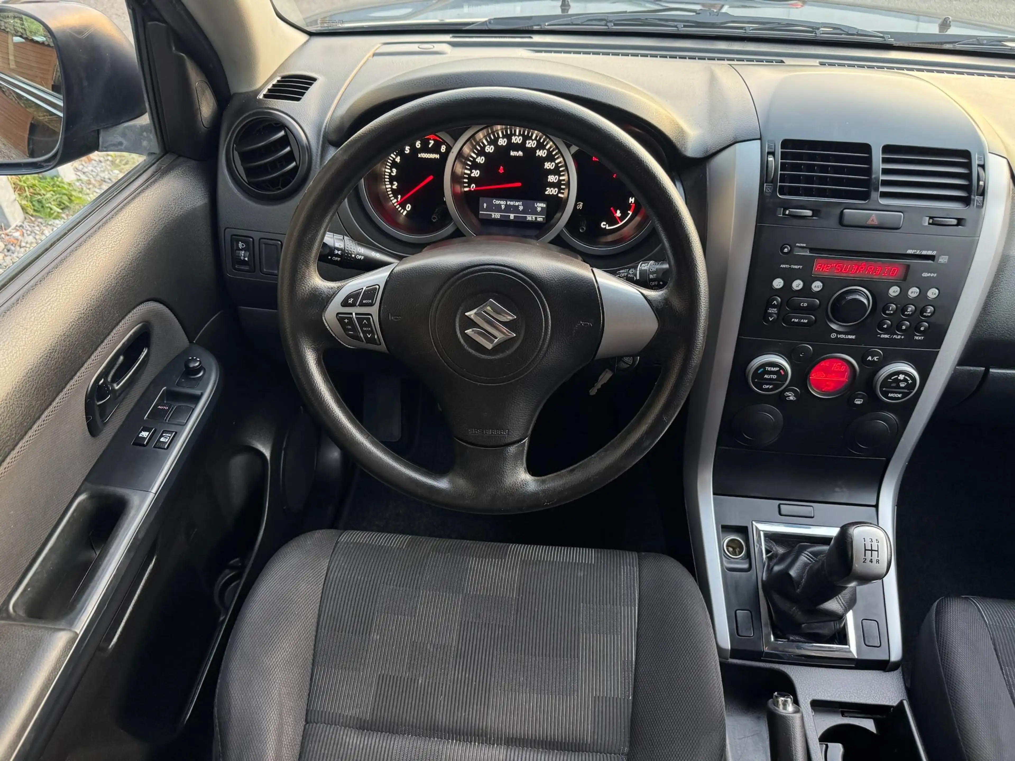 Suzuki Grand Vitara 1.6i 4WD Etat neuf/Clim/Jantes/Gar 12 Mois — photo 12
