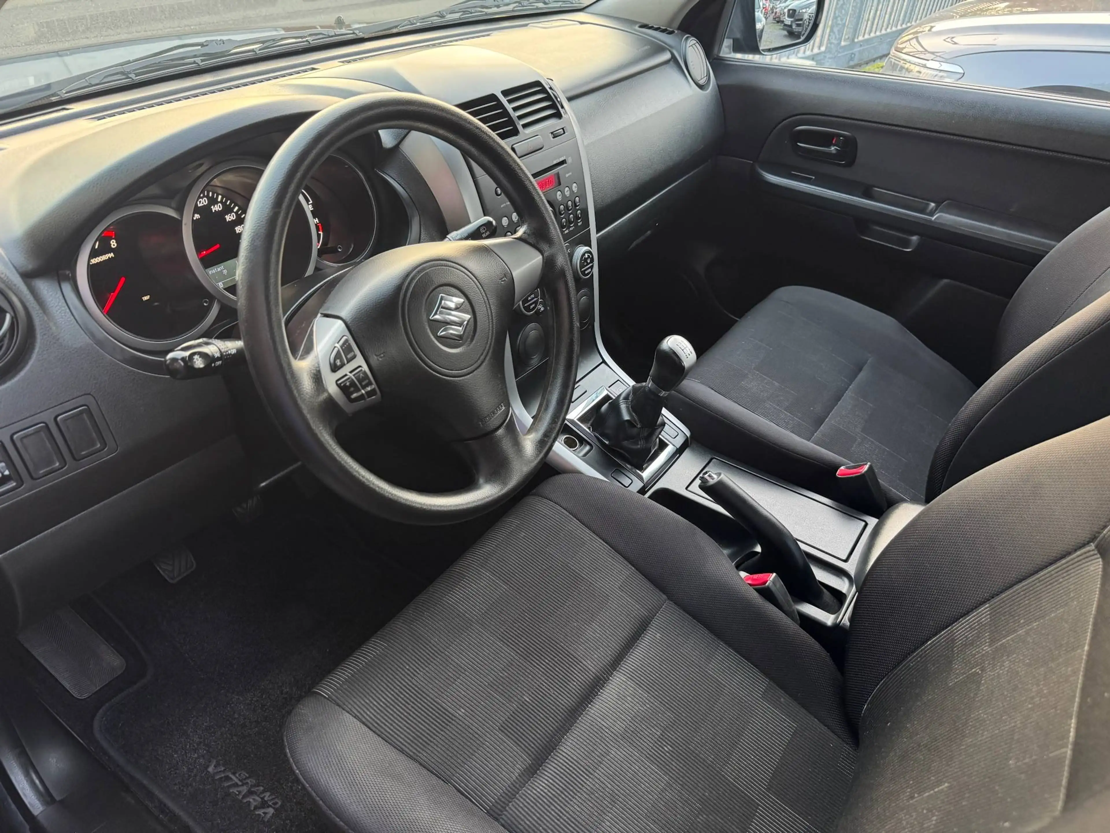 Suzuki Grand Vitara 1.6i 4WD Etat neuf/Clim/Jantes/Gar 12 Mois — photo 15