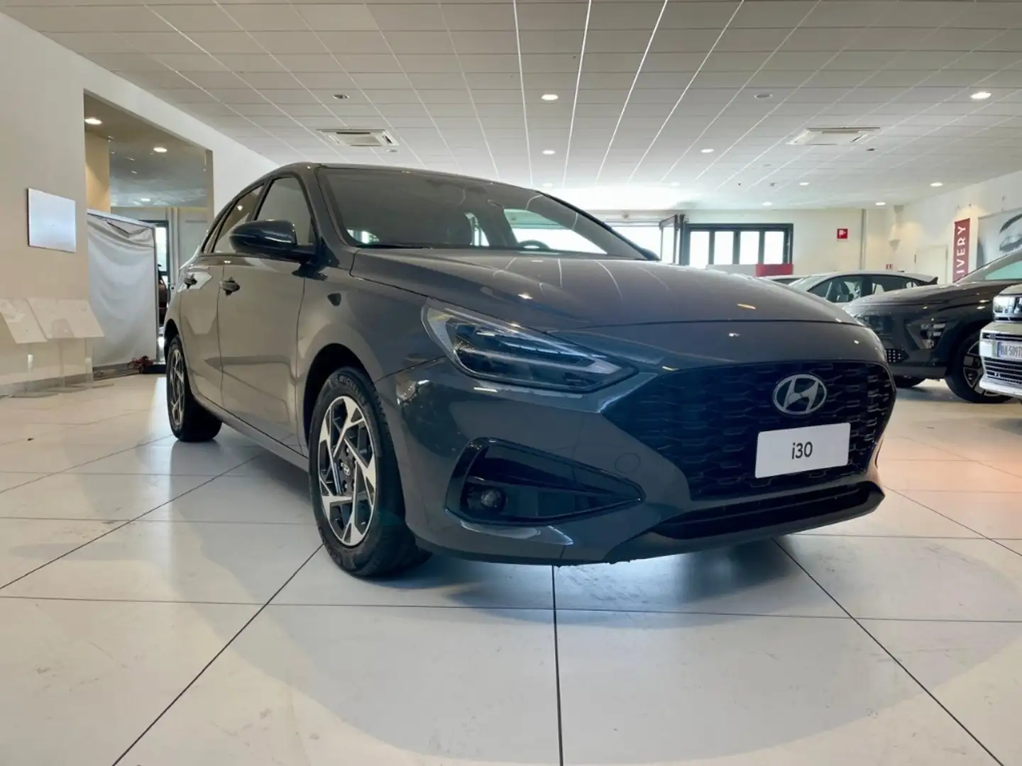 Hyundai i30 5DR PE 1.0T 100CV DCT 48V BUSINESS Grigio - 2
