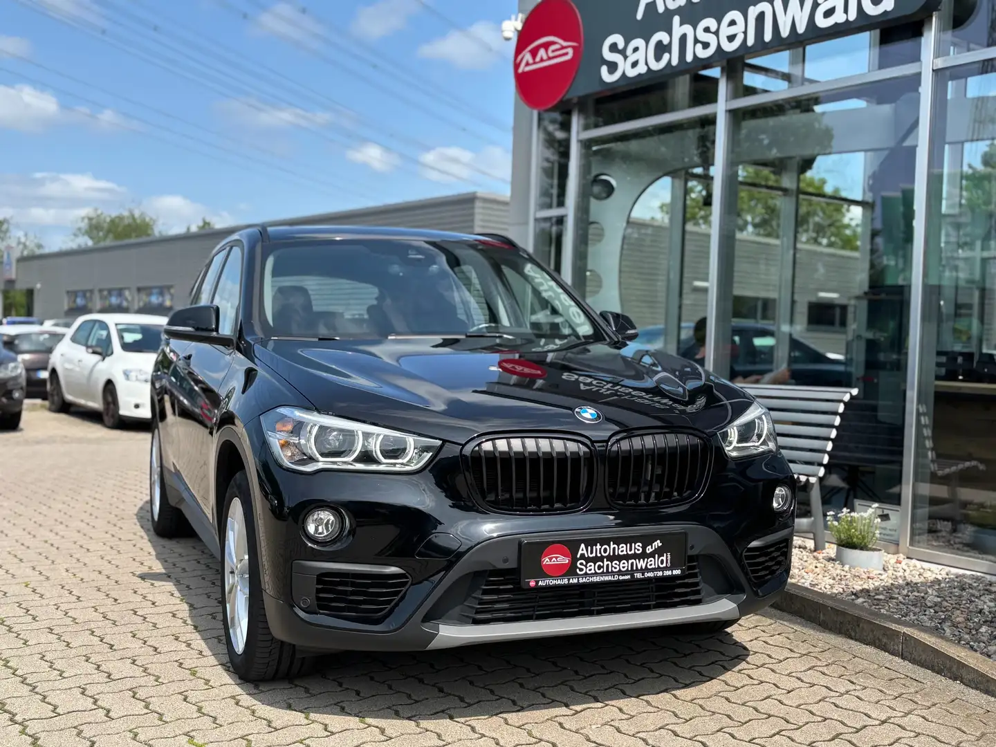BMW X1 xDrive 20 i Advantage Schwarz - 1