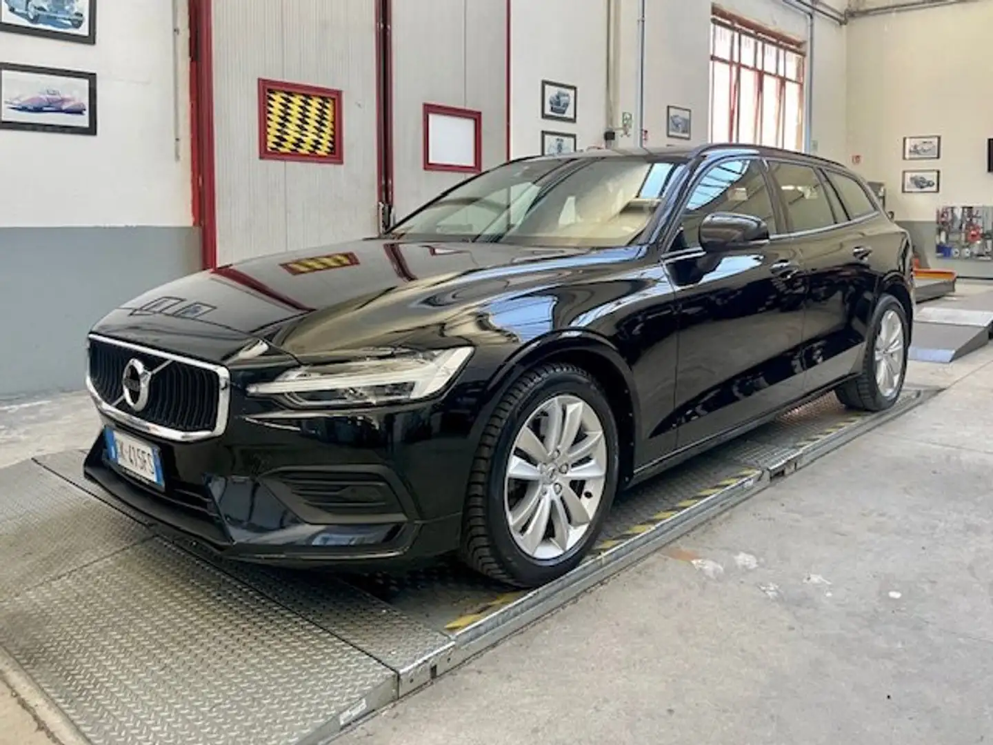 Volvo V60 V60 2.0 b4 Momentum Business Autom. Garanzia 12M Nero - 1