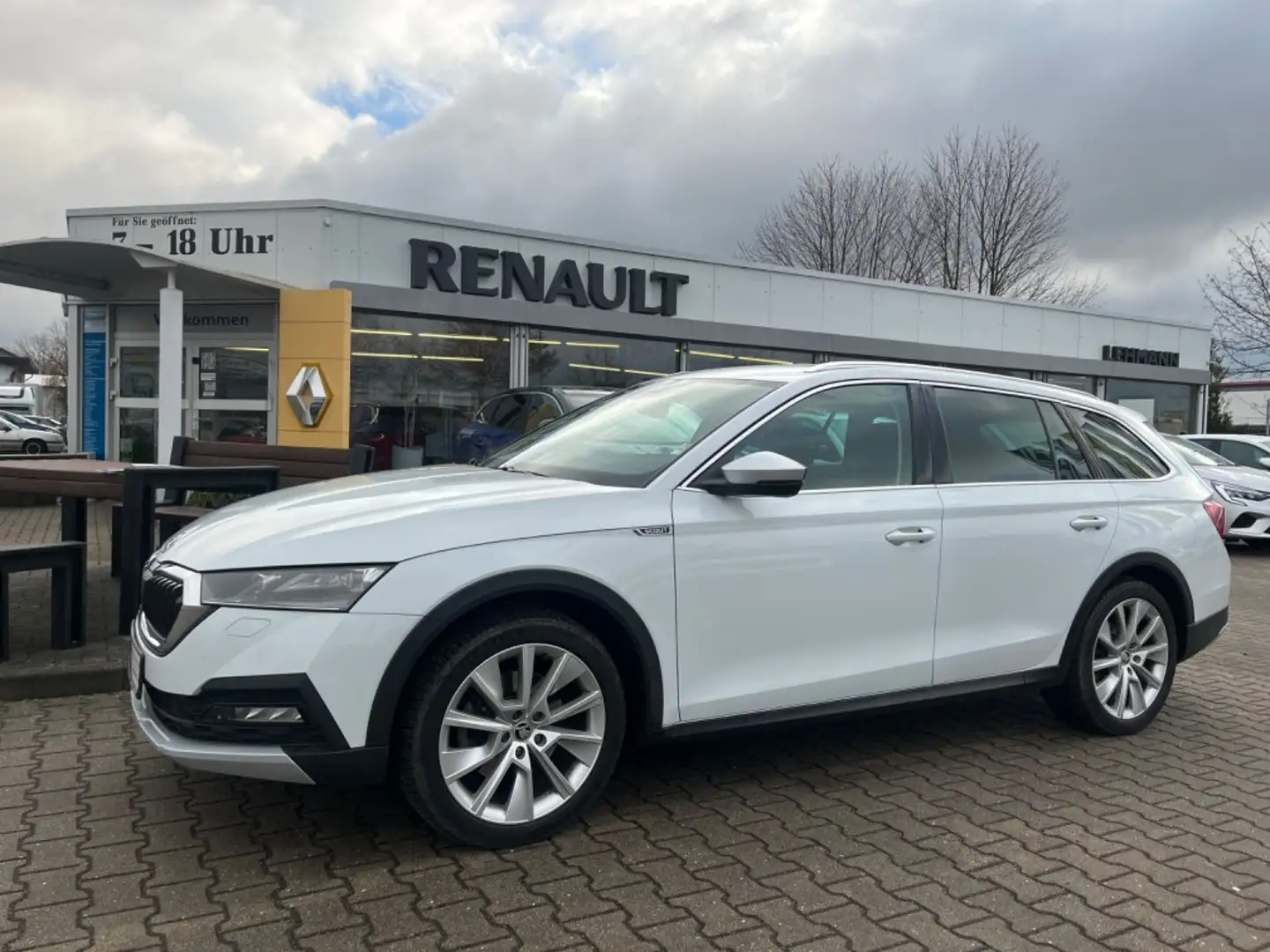 Skoda Octavia Combi 2.0 TDI Scout 4x4 Weiß - 1