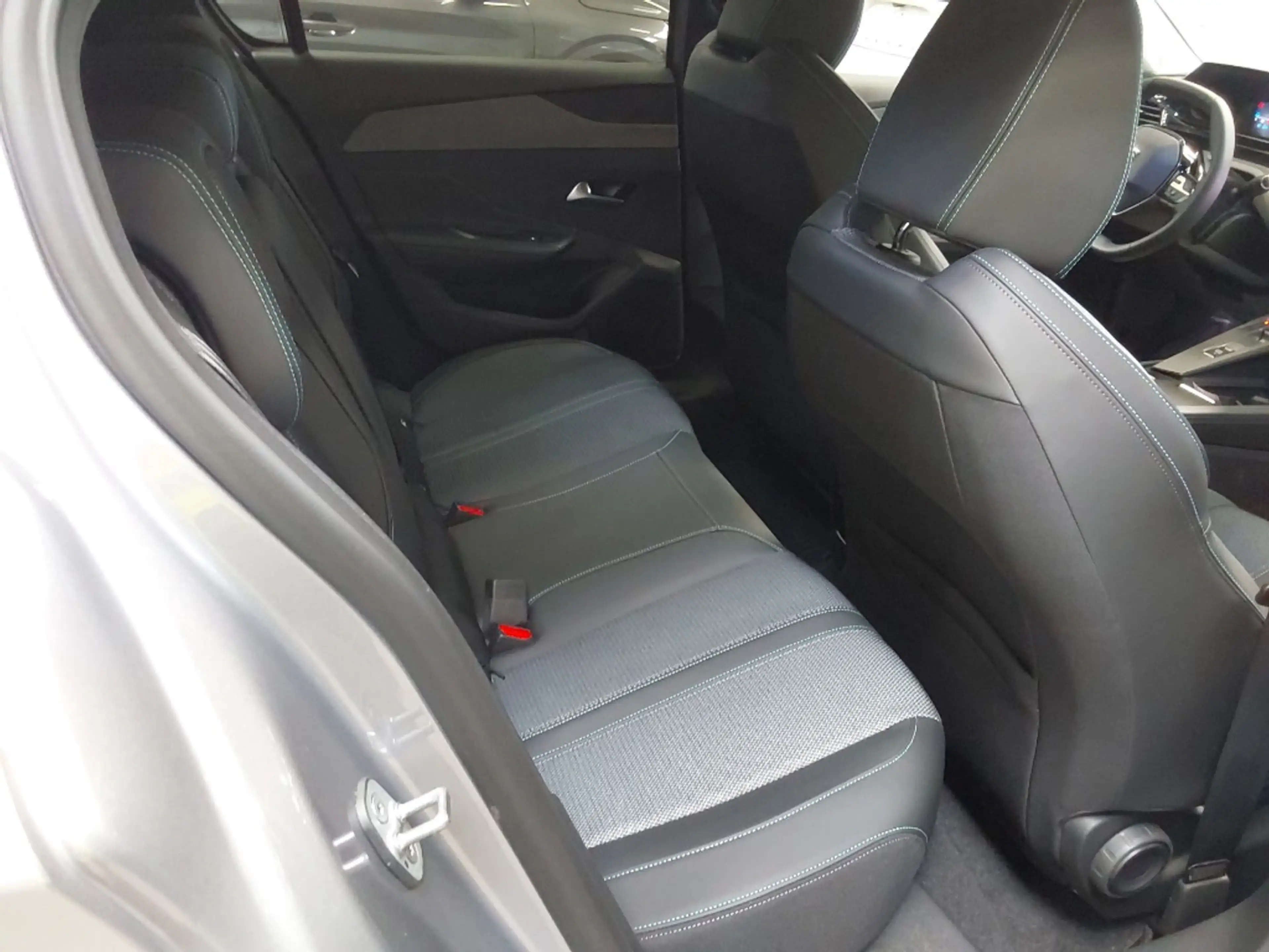 Peugeot 308 308 PHEV 1.6 Allure — photo 9