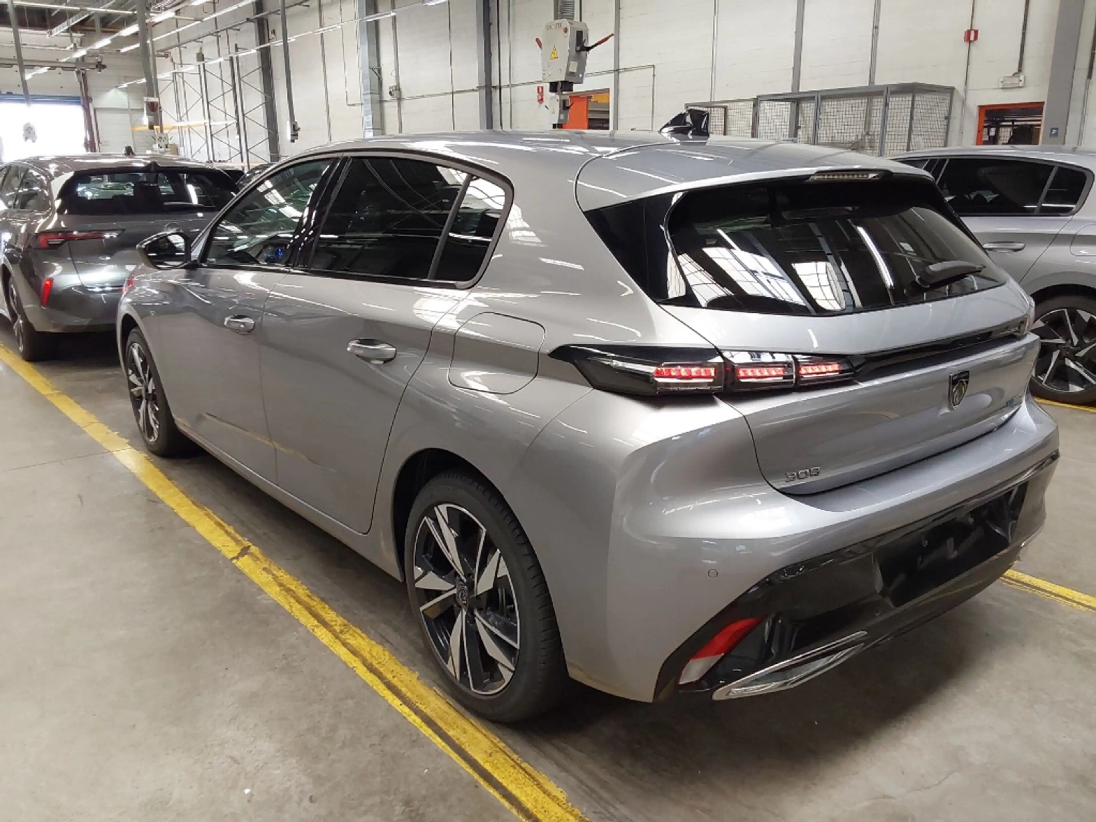 Peugeot 308 308 PHEV 1.6 Allure — photo 4