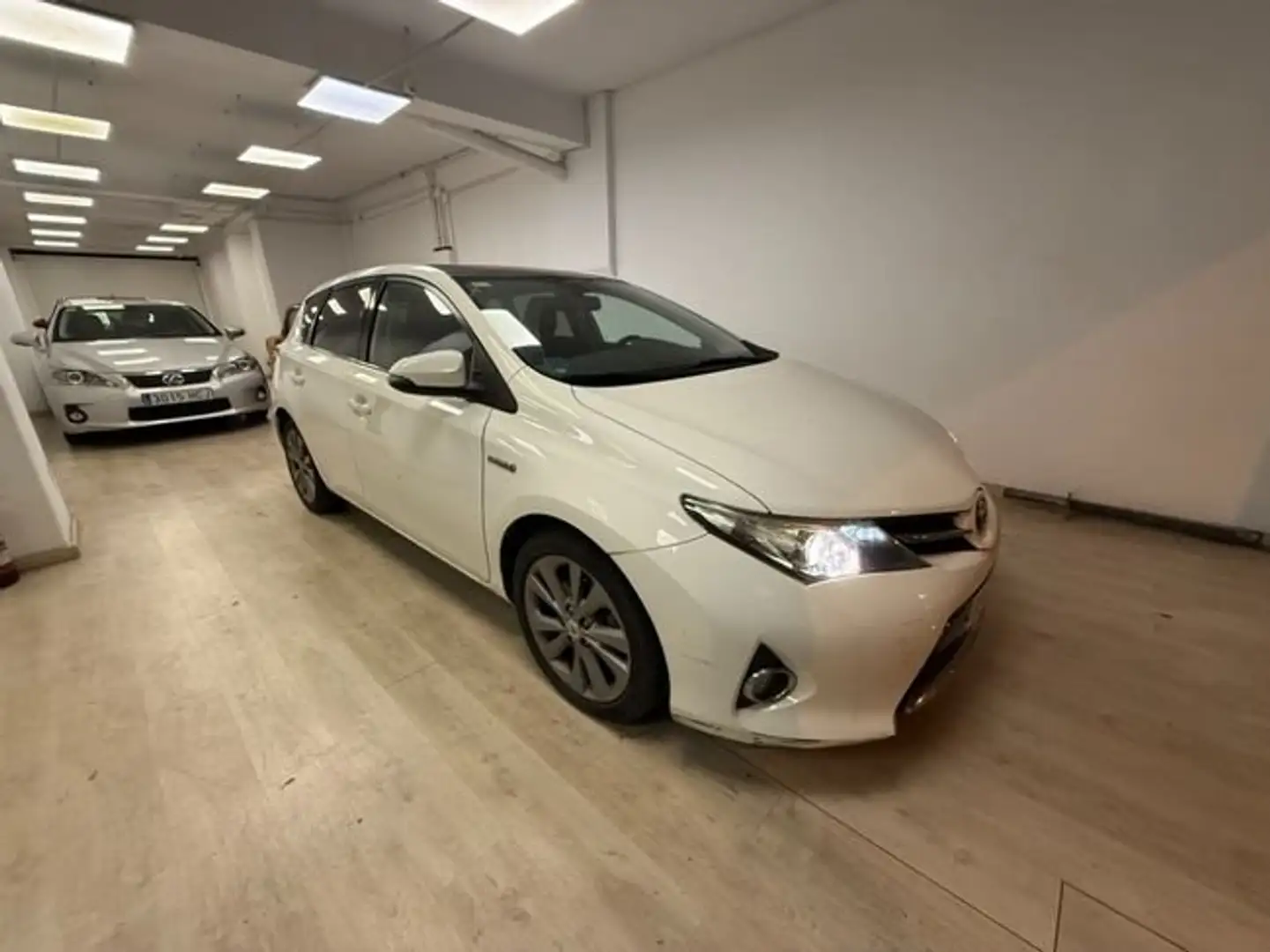 Toyota Auris hybrid Active Weiß - 1