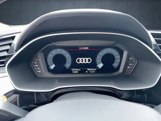 Audi Q3 view 11