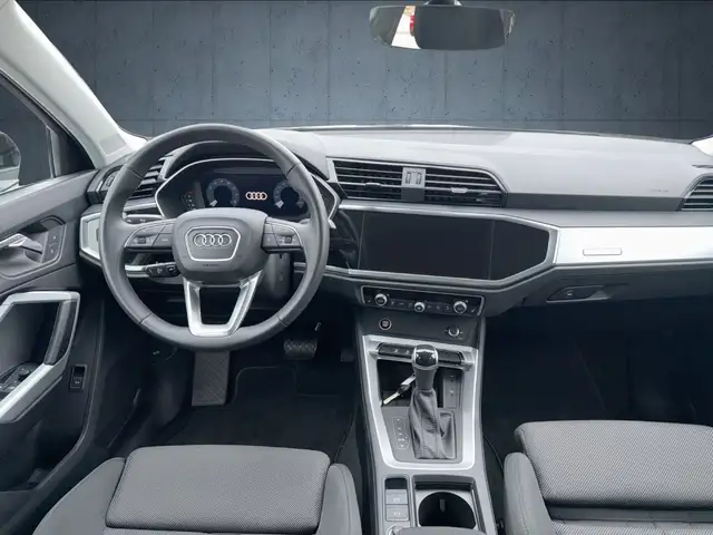 Audi Q3 view 12