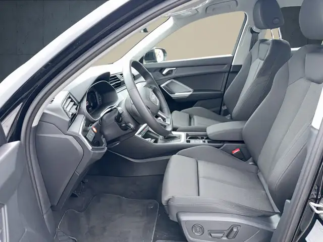 Audi Q3 view 10