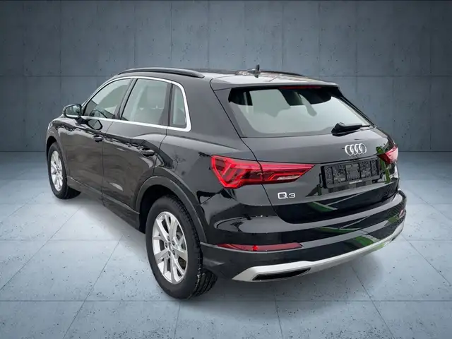 Audi Q3 view 4