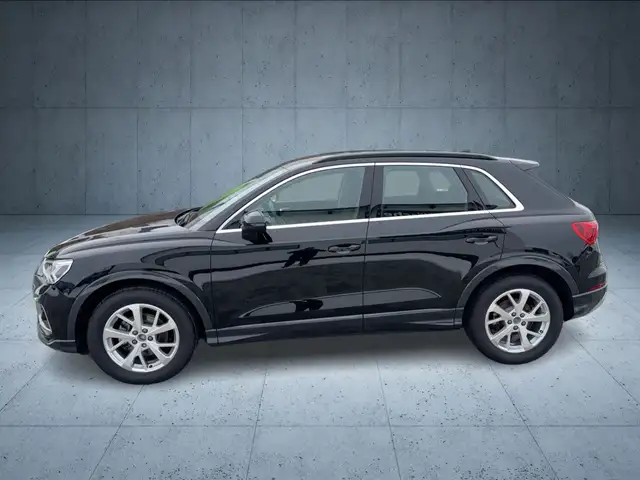 Audi Q3 view 3