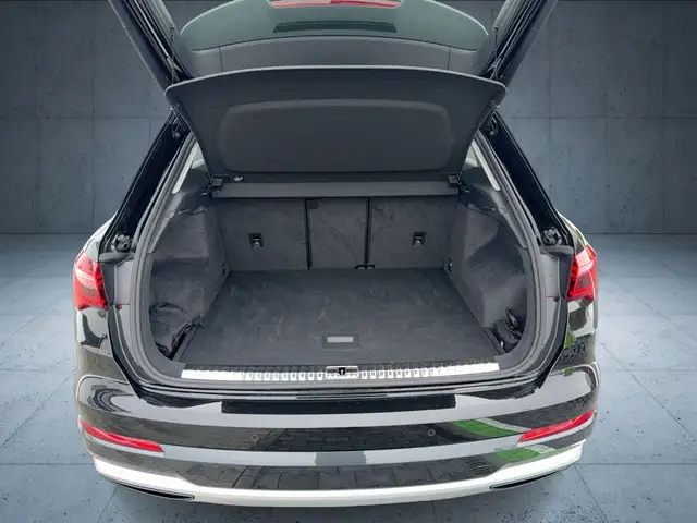 Audi Q3 view 14