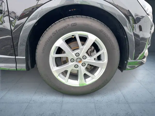 Audi Q3 view 8
