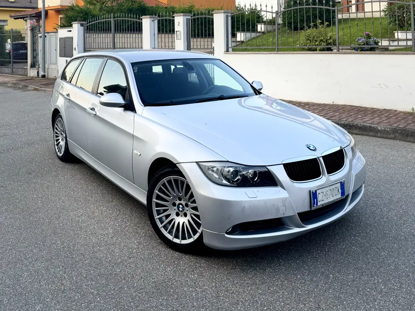 BMW 320 320d Touring Futura cambio automatico - 1