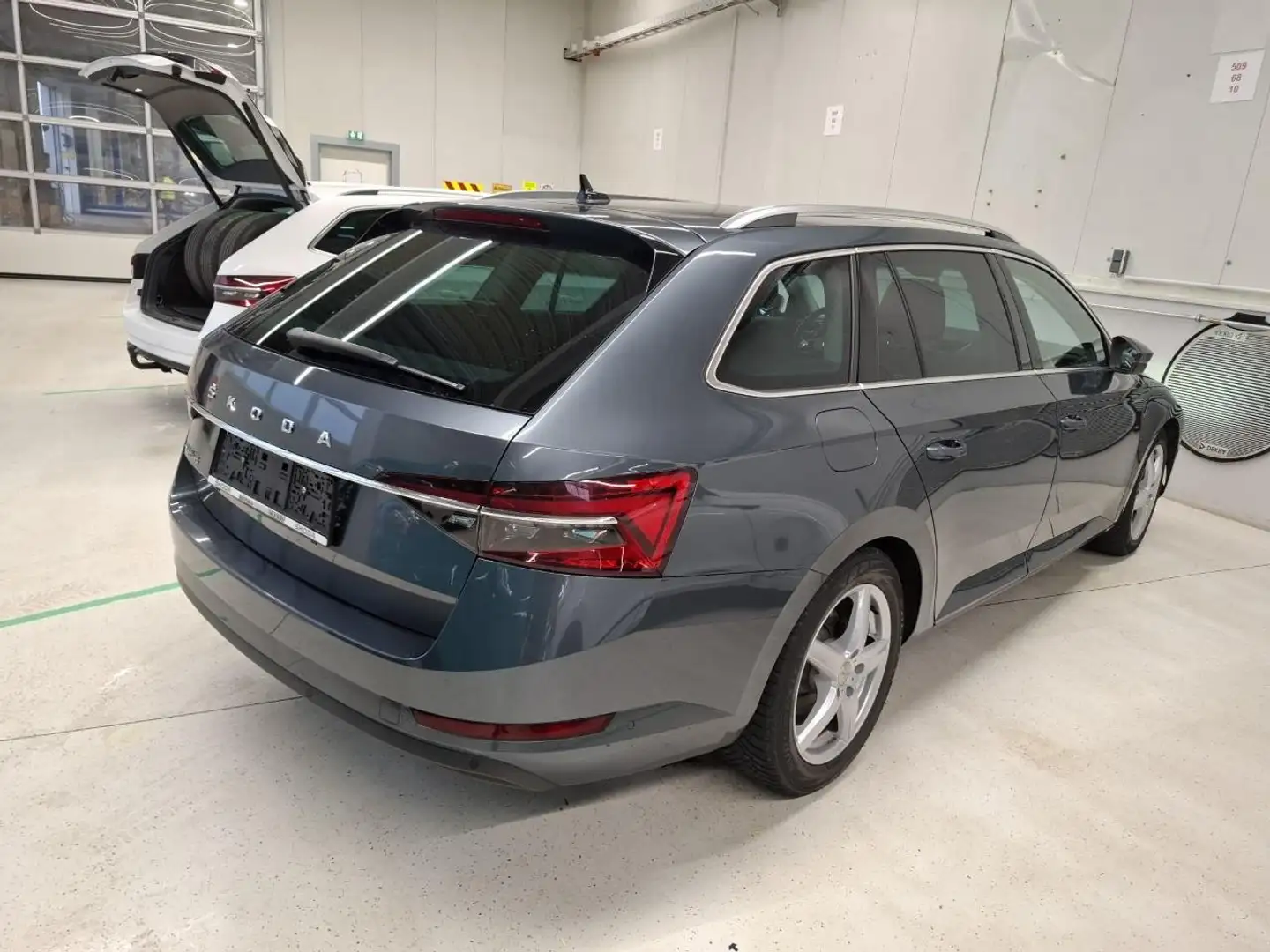 Skoda Superb Kombi 2.0 TDI DSG Style *PANO *AHK*LEDER * 360° Gris - 2