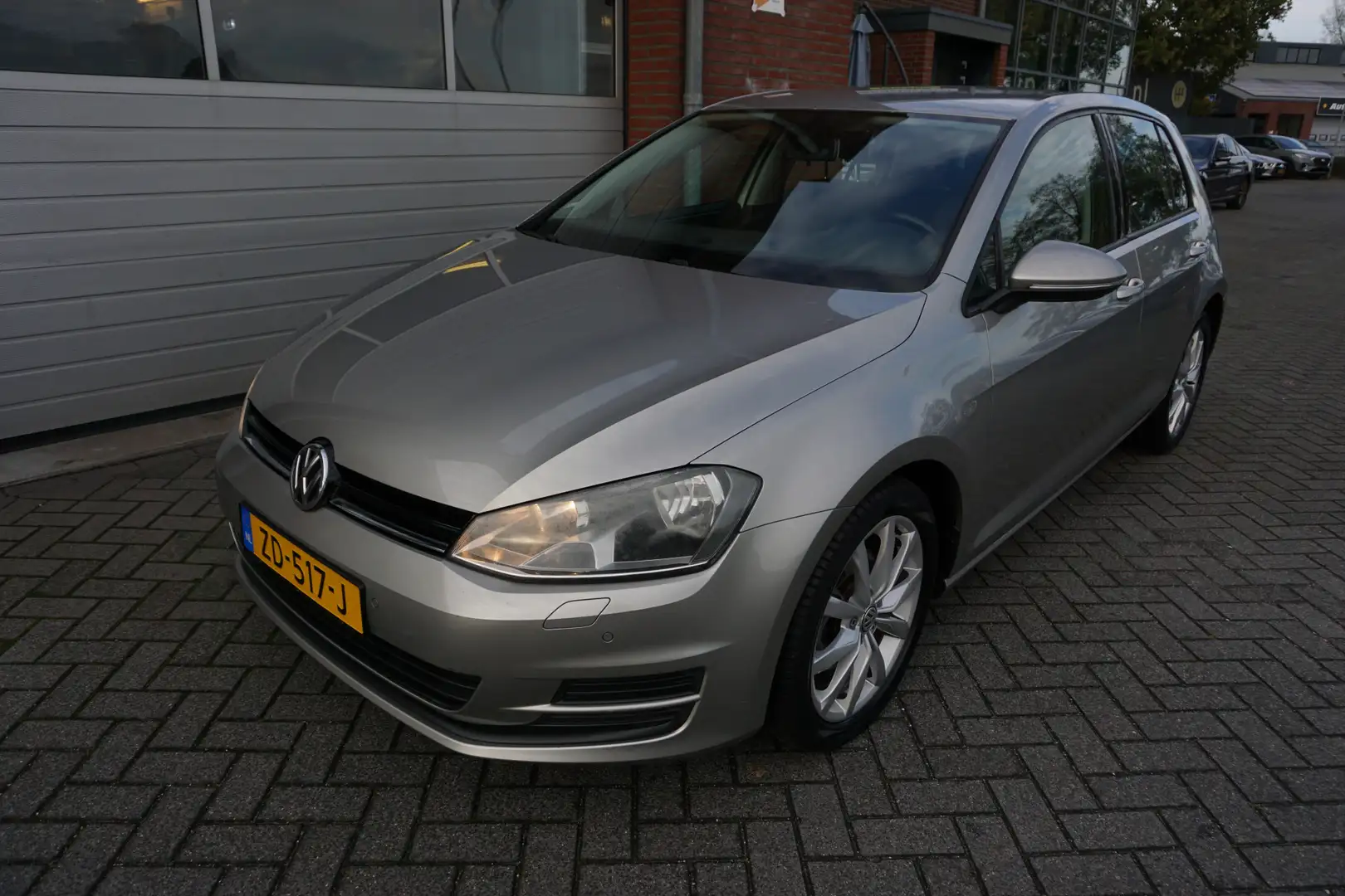 Volkswagen Golf 1.2 TSI Comfortline STOELVERWARMING - PARKEERSENSO Grijs - 2