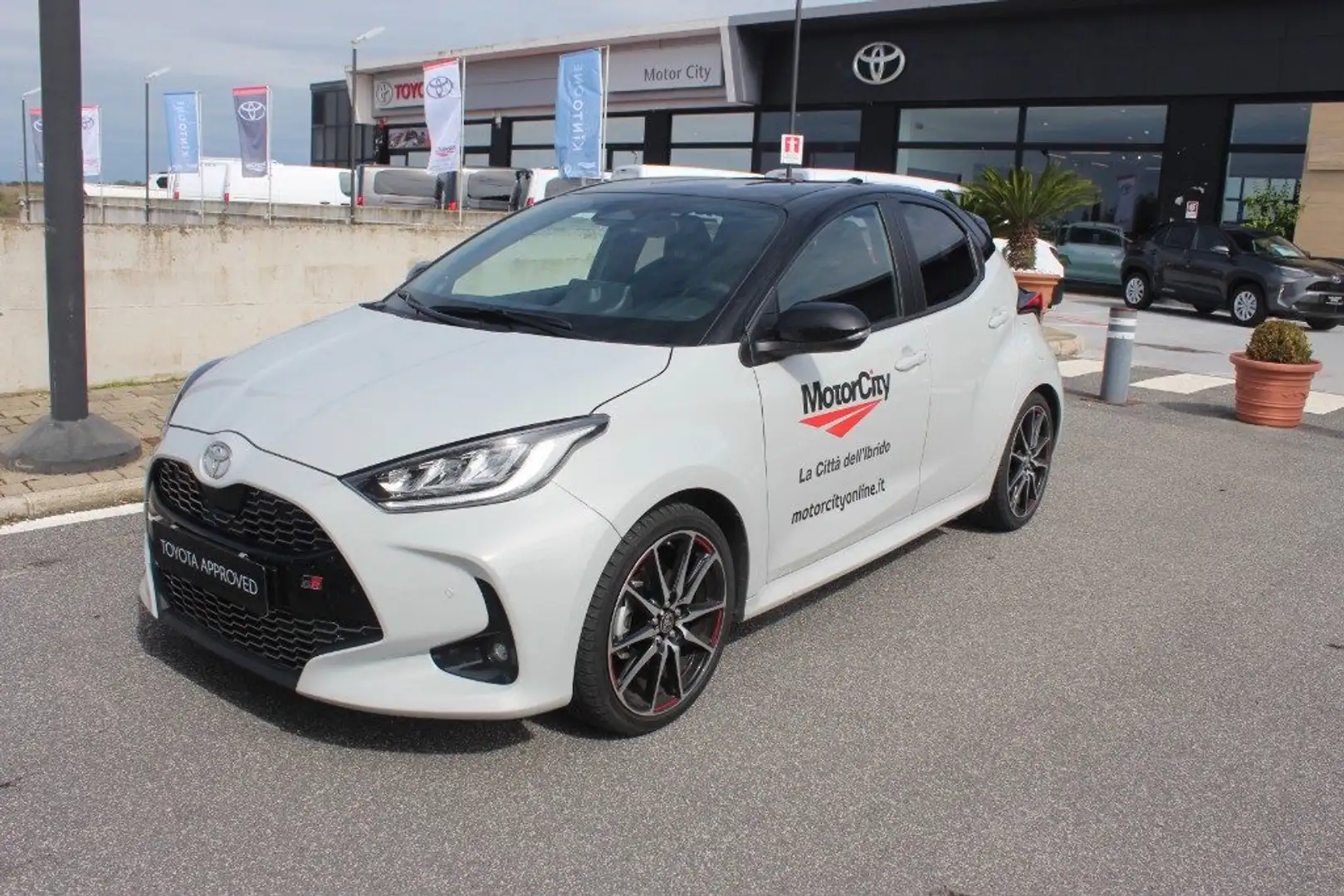 Toyota Yaris 1.5 130 Hybrid 5 porte GR Sport Grigio - 1