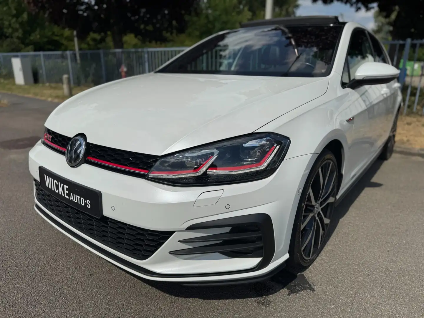 Volkswagen Golf GTI 2.0 TSI Performance 245PK Pano Leder Camera Wit - 2