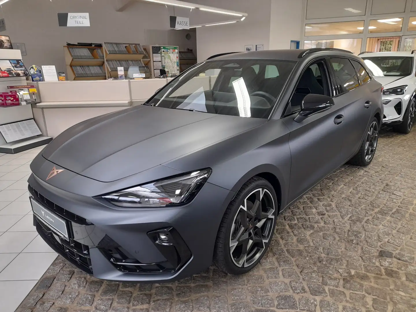 CUPRA Leon Cupra Leon Sportstourer 1.5 eTSI *Mattgrau, DCC* Grau - 1